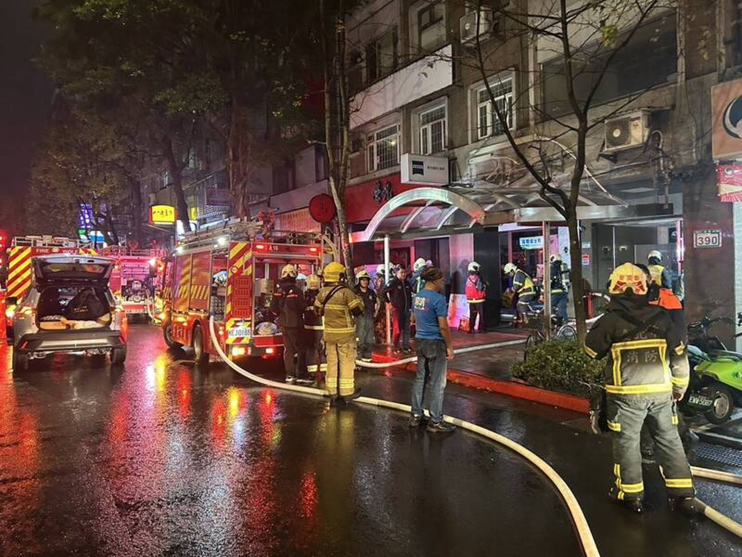 台北市大安區光復南路一棟大樓昨晚發生火災，導致一對情侶疑逃生不及嗆暈倒臥浴室，緊急送醫仍搶救不治。（翻攝畫面）