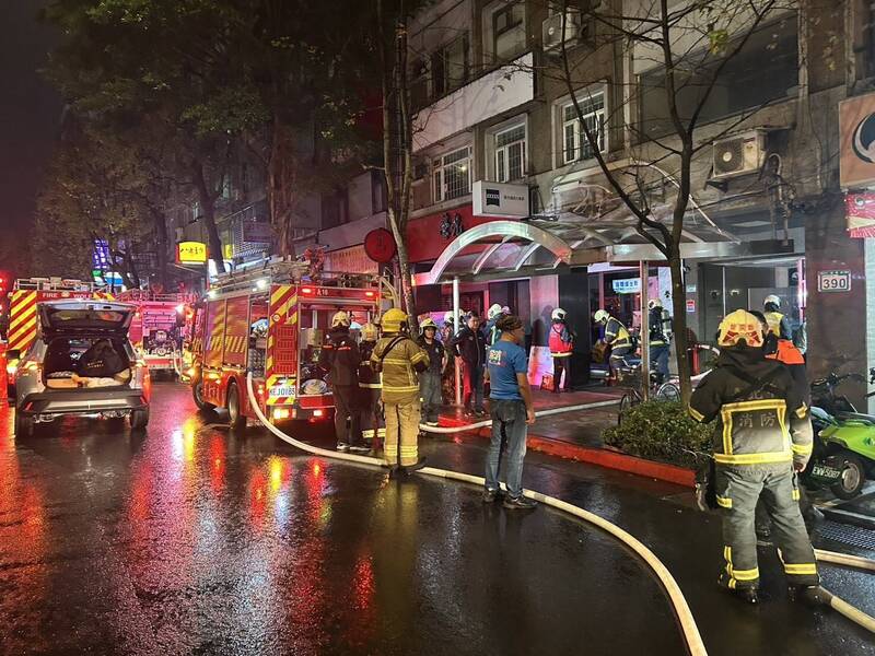 台北市大安區光復南路一棟大樓昨晚發生火災，導致一對情侶疑逃生不及嗆暈倒臥浴室，緊急送醫仍搶救不治。（翻攝畫面）