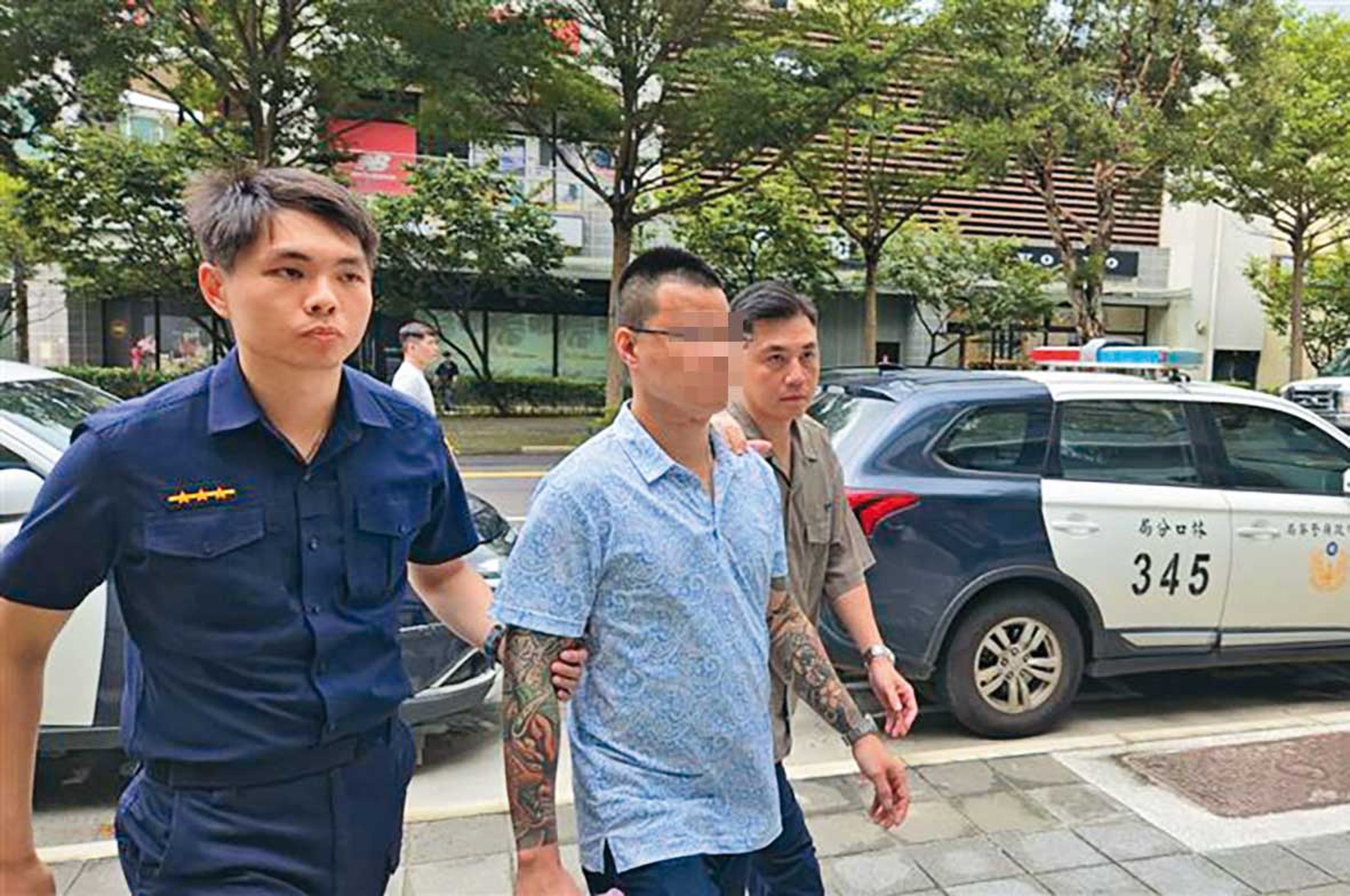陳姓裝潢包商(中)衝撞健身俱樂部林口館後,遭警方逮捕。(翻攝畫面)
