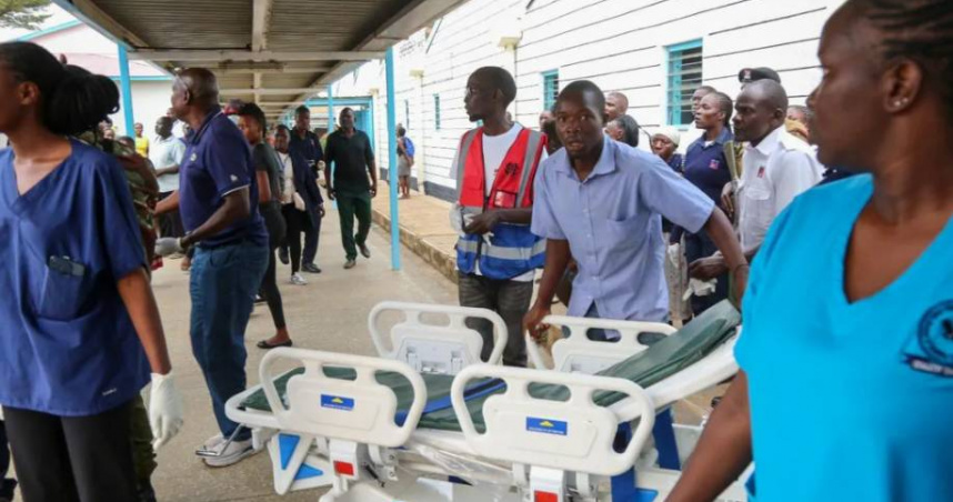 事故地點位於基蘇木－卡卡梅加高速公路著名「車禍黑點」，救援人員緊急搶救。（翻攝自肯亞衛生部）