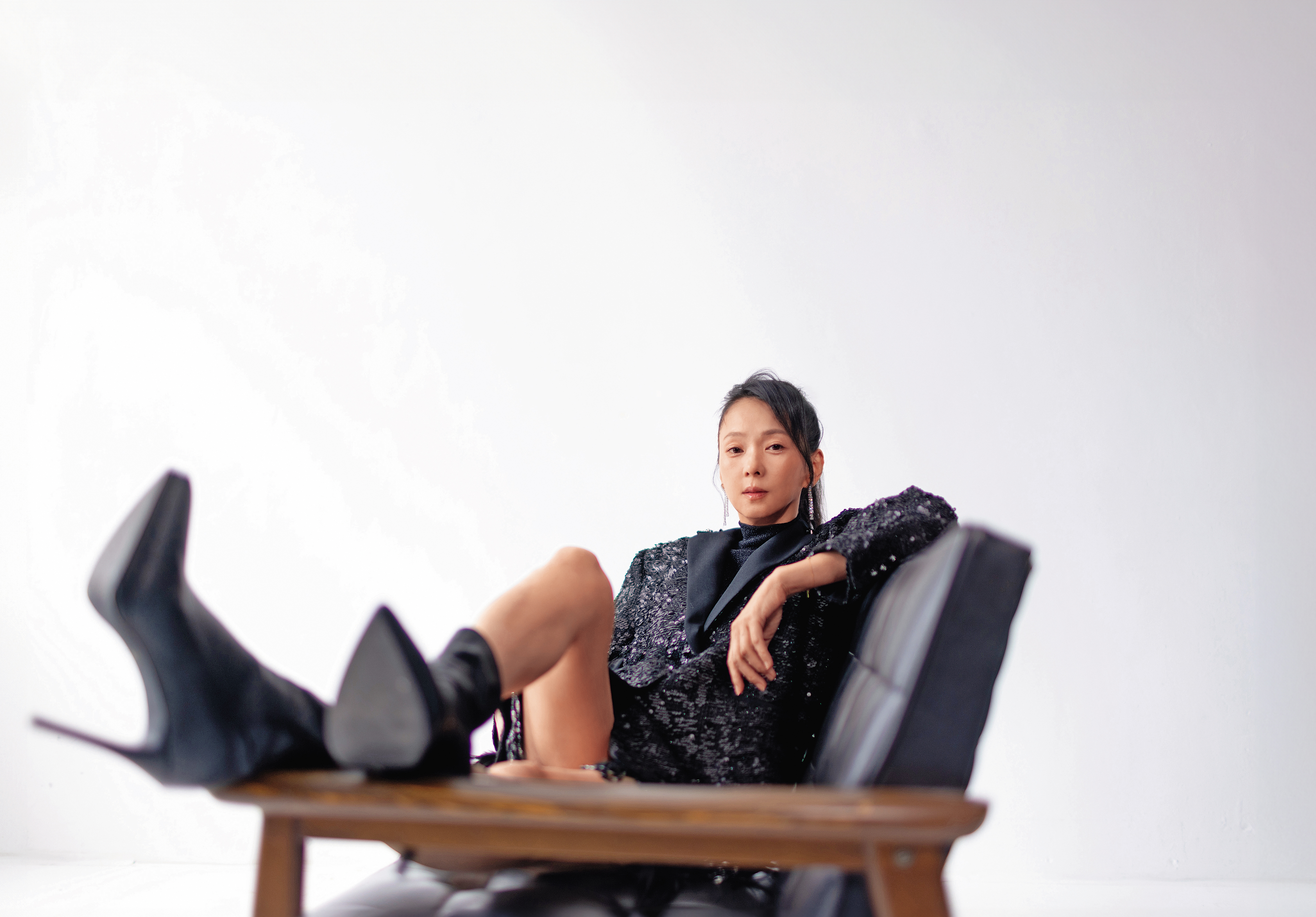 六月的生活過得規律，幾點起床、幾點送小孩上學，哪幾天要打球。但這樣的日子過久了，她也開始會提醒李易該有一些浪漫的小動作。