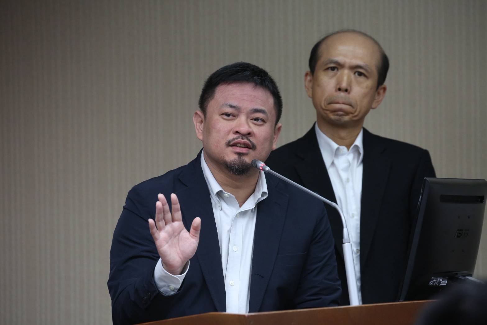 勞動部長洪申翰質詢台上鬆口，首批印度移工最快今年就可能引進。（鏡報董孟航）