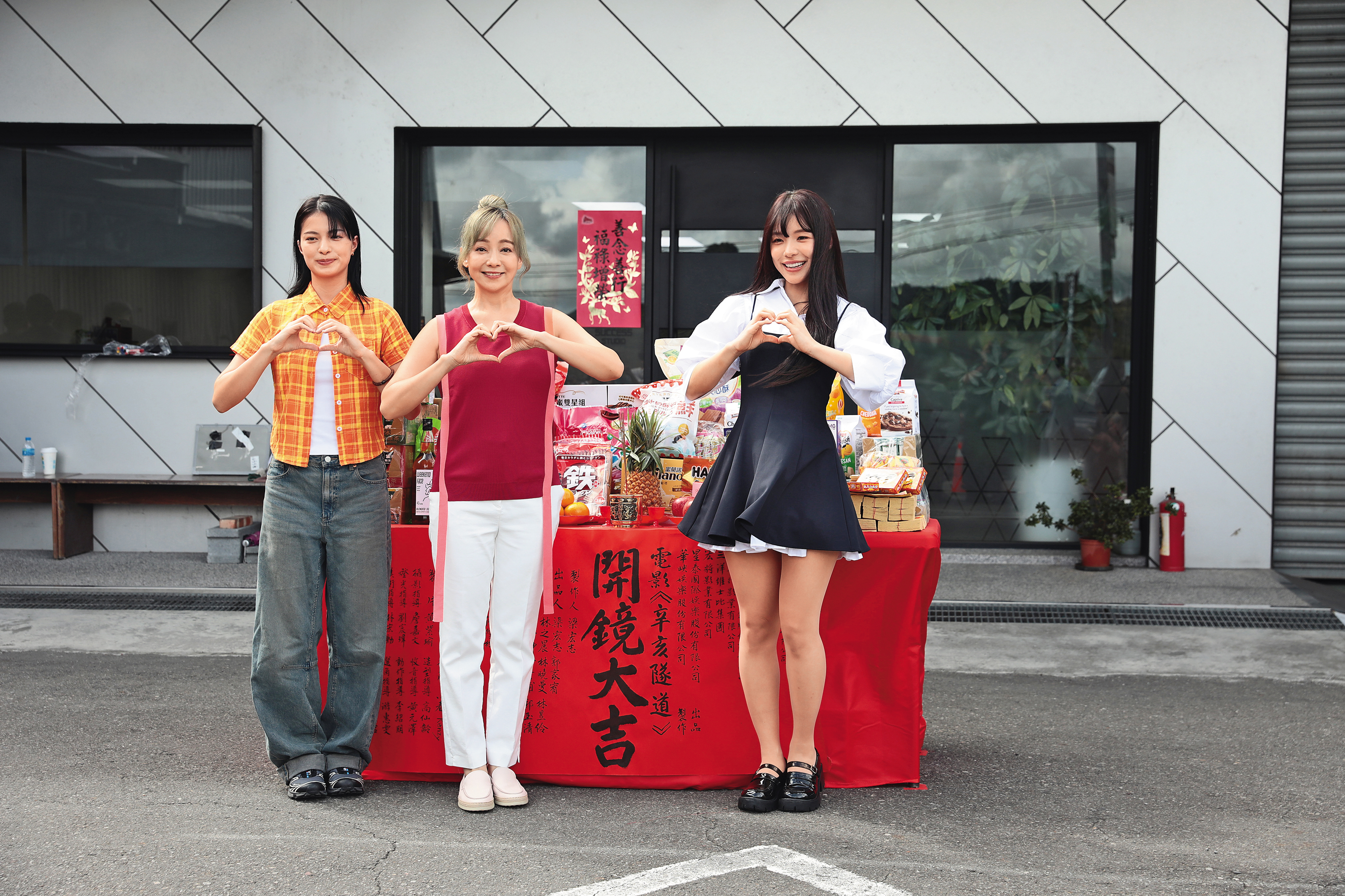 李多慧(右)跨足戲劇,去年參與電影《辛亥隧道》演出。左為蒲禾菲、中為季芹。(鏡報提供)