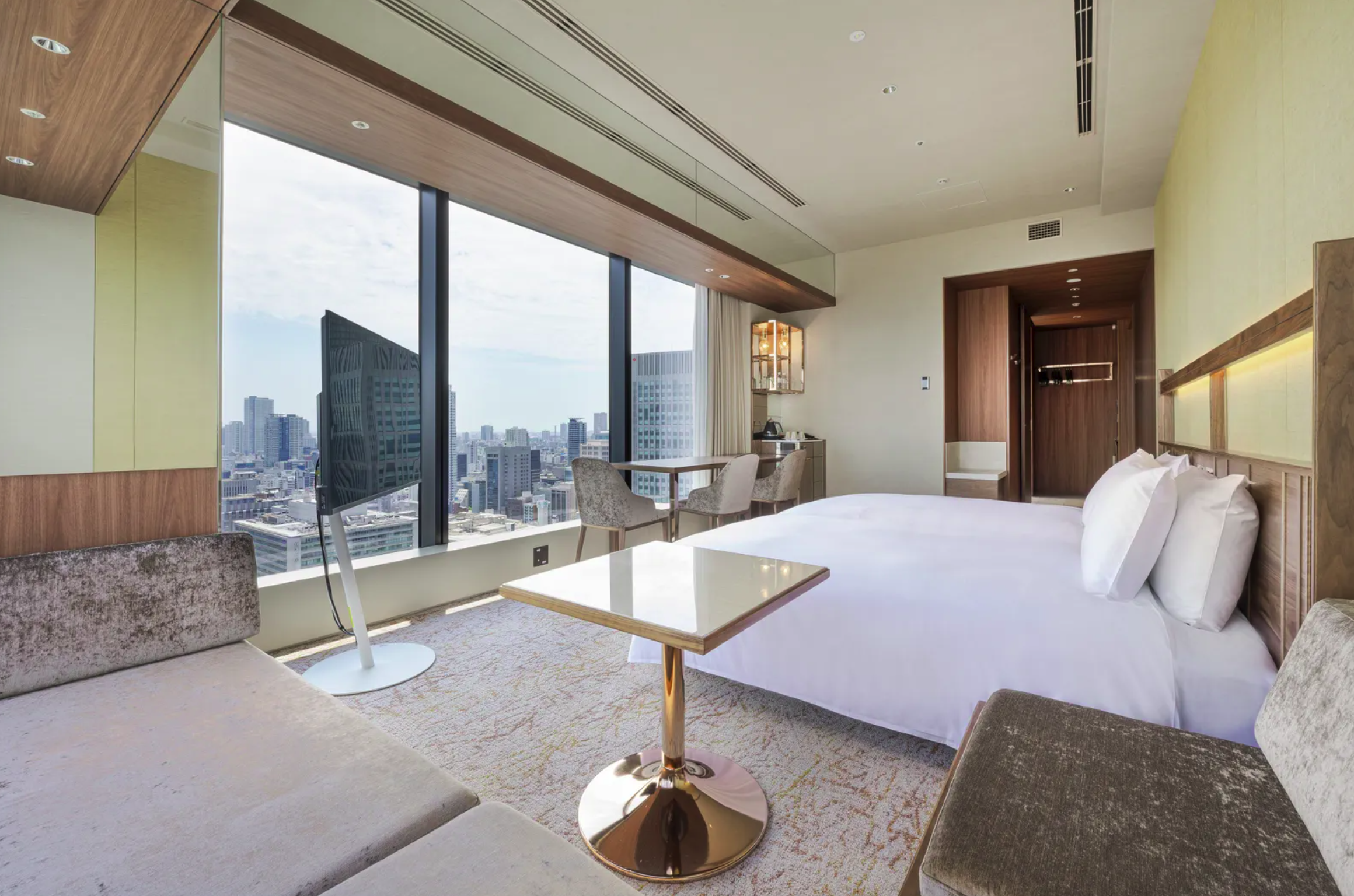 擁有多款房型可供不同住宿需求旅客選擇,圖為一大床的「LUXURY CORNER KING」房型。(Candeo Hotels Osaka The Tower提供)