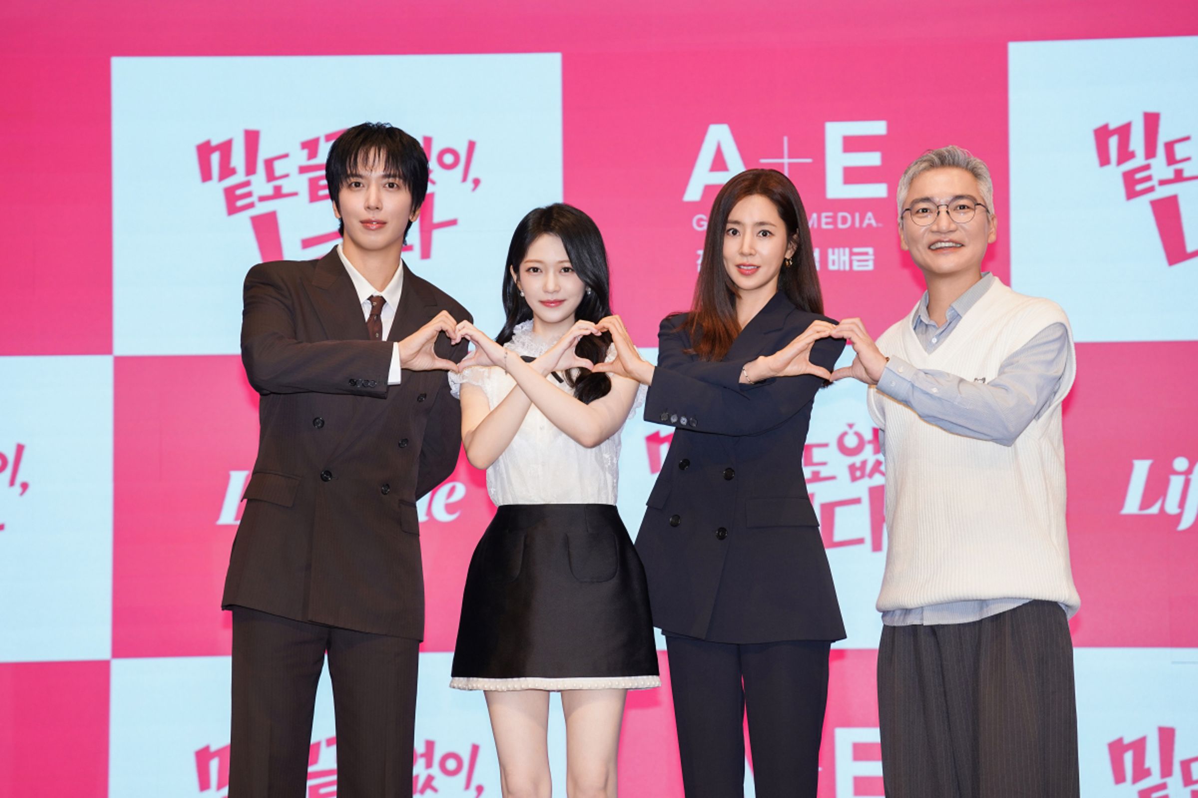 鄭容和、洪承希、韓彩雅、趙在允攜手演出《不著邊際的你》,作品歷經4年等待終於播出。(愛奇藝國際站提供)