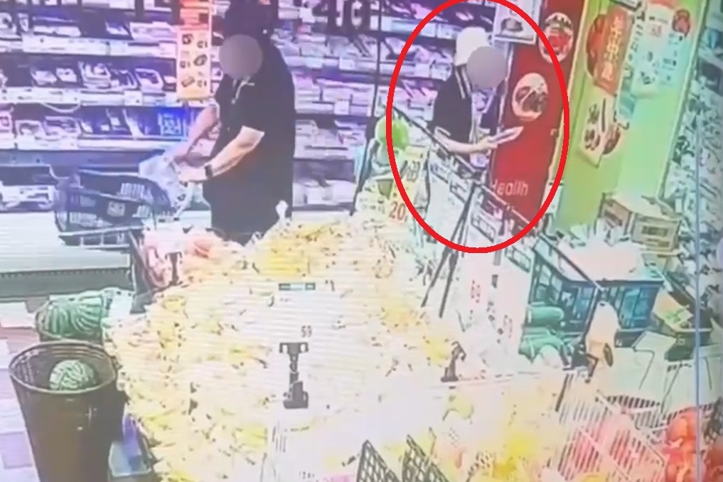 店家調閱監視器,發現劉女(紅圈)從生鮮食品貨架上拿走牛肋條後未結帳便離店。(翻攝畫面)