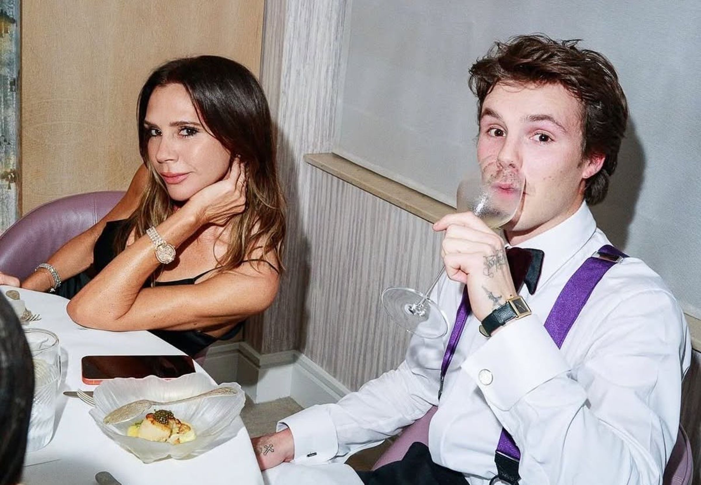 克魯茲貝克漢（右）和媽媽維多利亞（左），母子感情好。（翻攝victoriabeckham IG）
