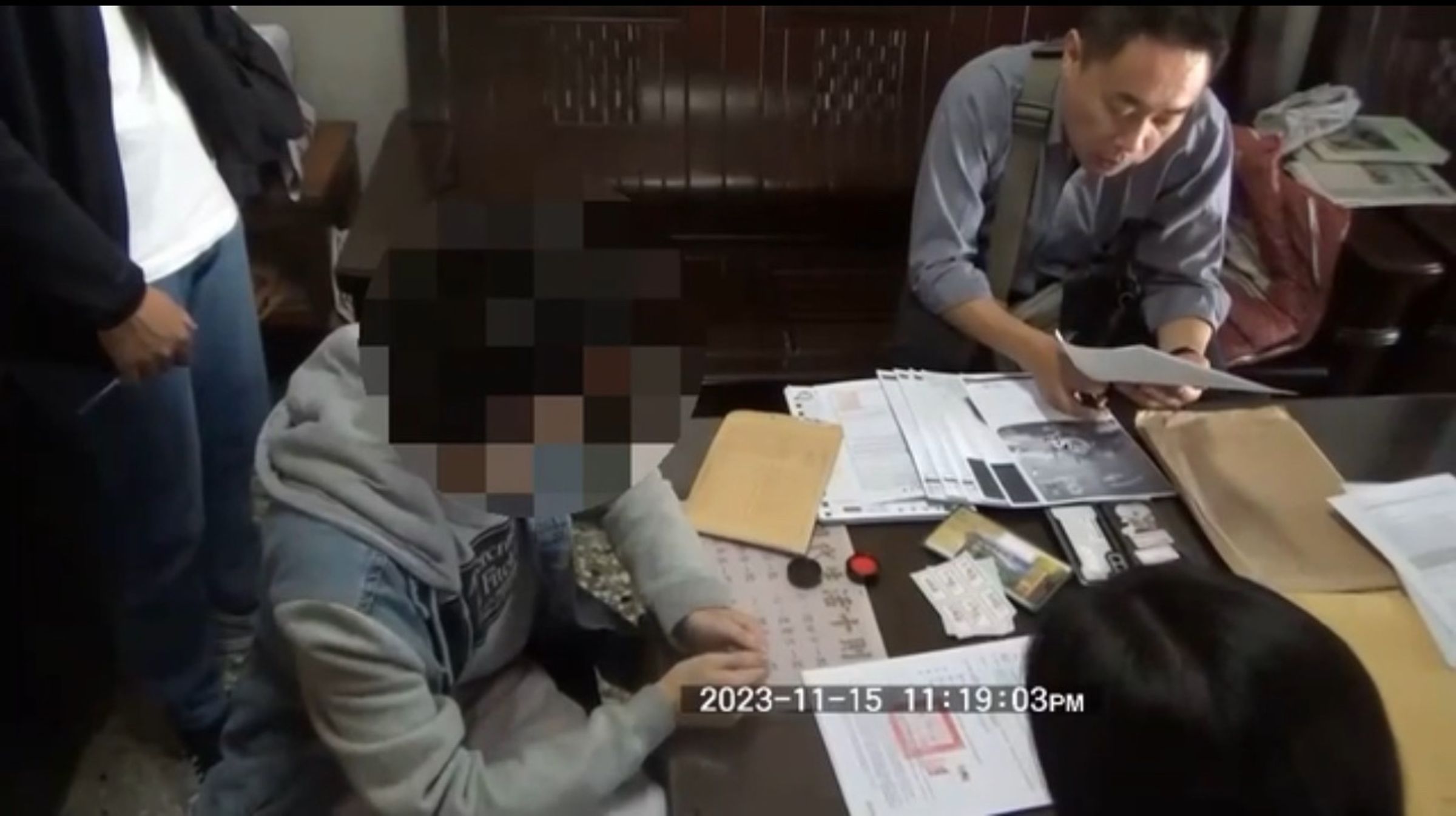 現場查扣保單。（警方提供）