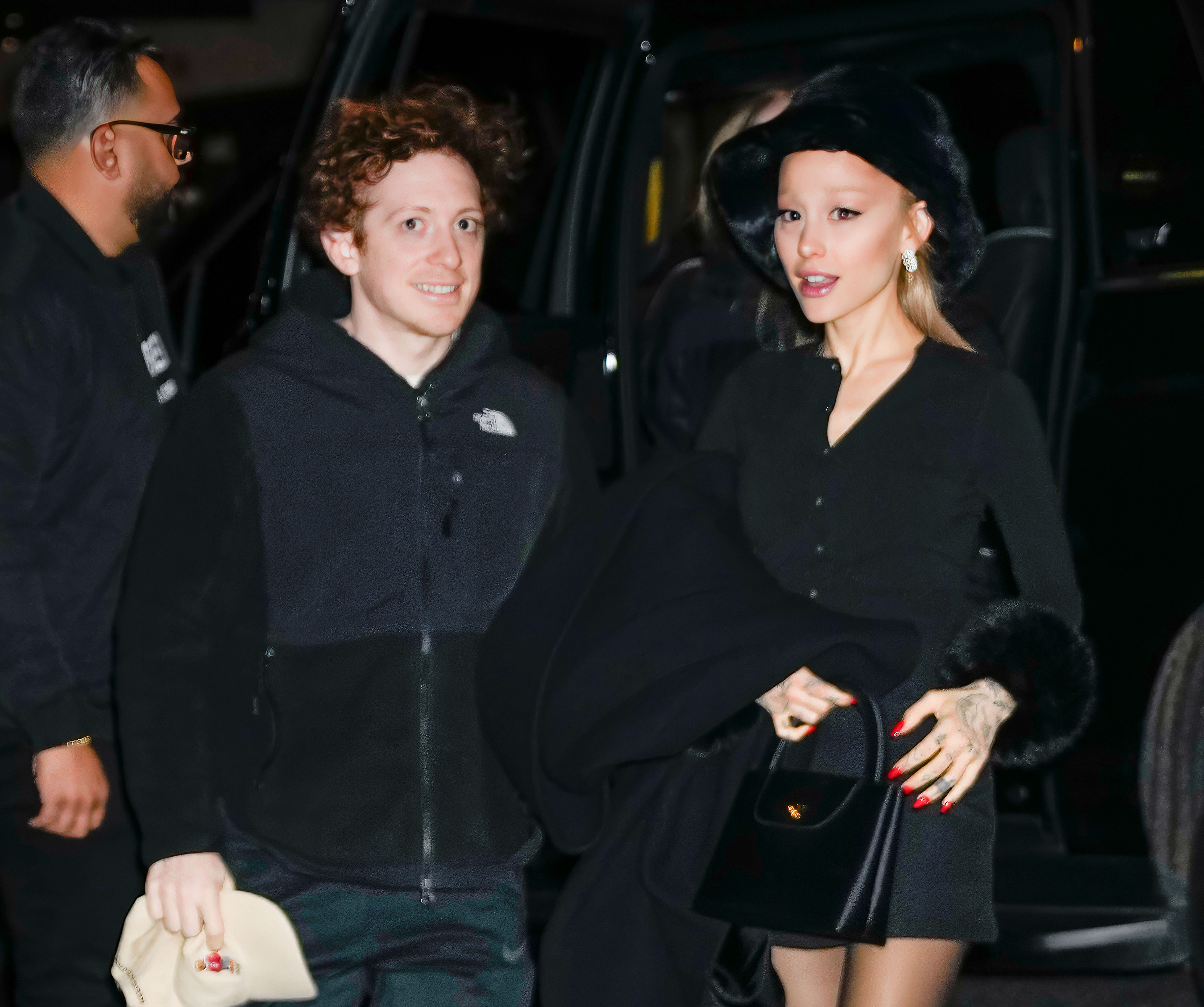 在甚囂塵上的交往傳聞後，亞莉安娜（右）與伊森斯萊特（左）終於難得因在紐約市共進晚餐而一起公開亮相。（東方IC）