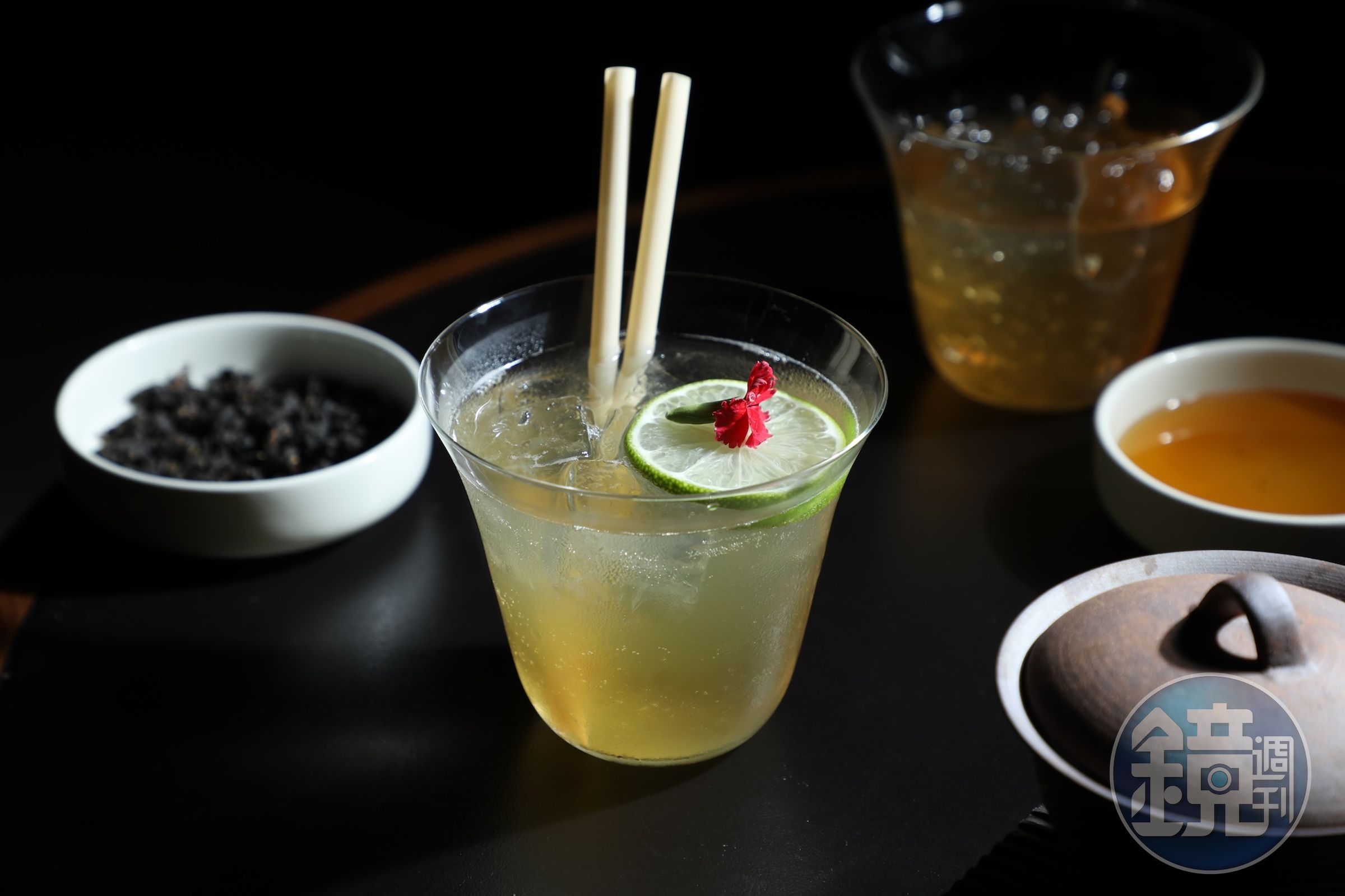 「玉凝露」將天霧茶、琴酒、蜂蜜與愛玉相互交融,細緻茶韻伴隨滑嫩口感,彷彿晨光中的玉露般清透悠長。(400元/杯)