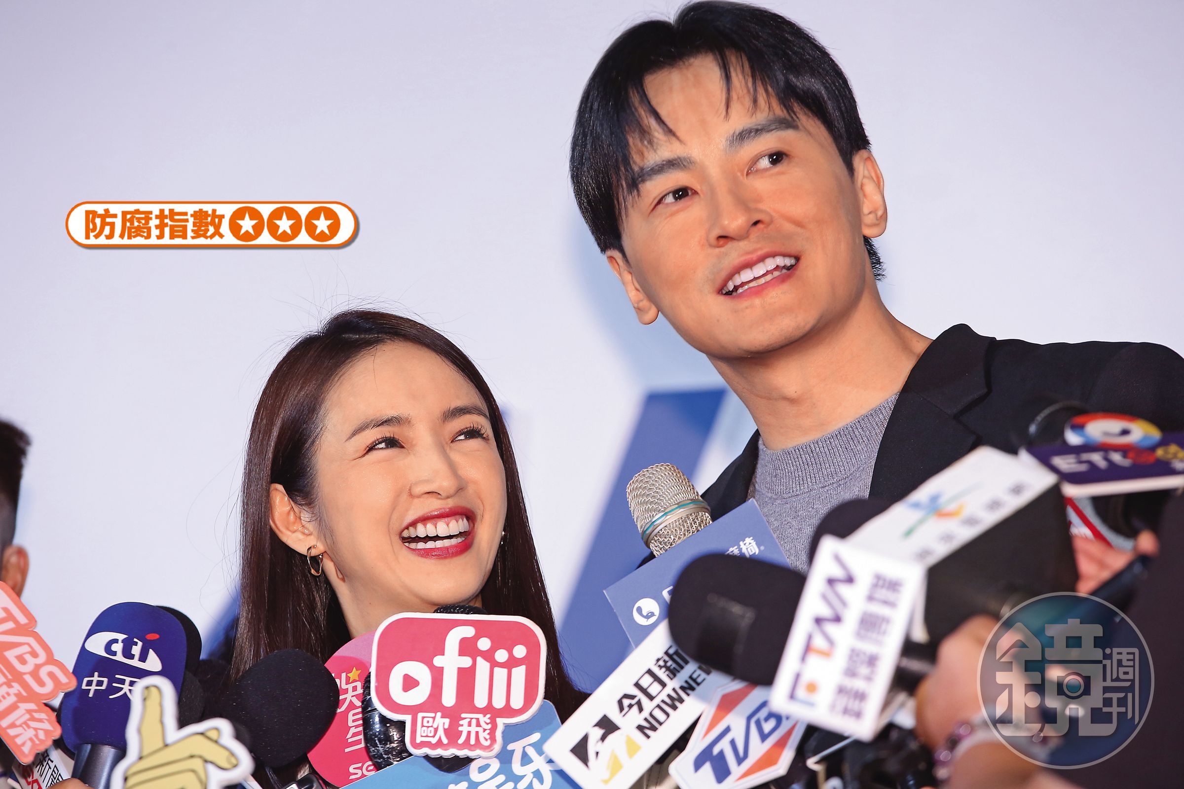 《惡作劇之吻》的經典「樹琴CP」林依晨（左）、鄭元暢（右）難得合體，兩人很有默契地都帶了雙下巴來呢！（遞醫美診所名片）