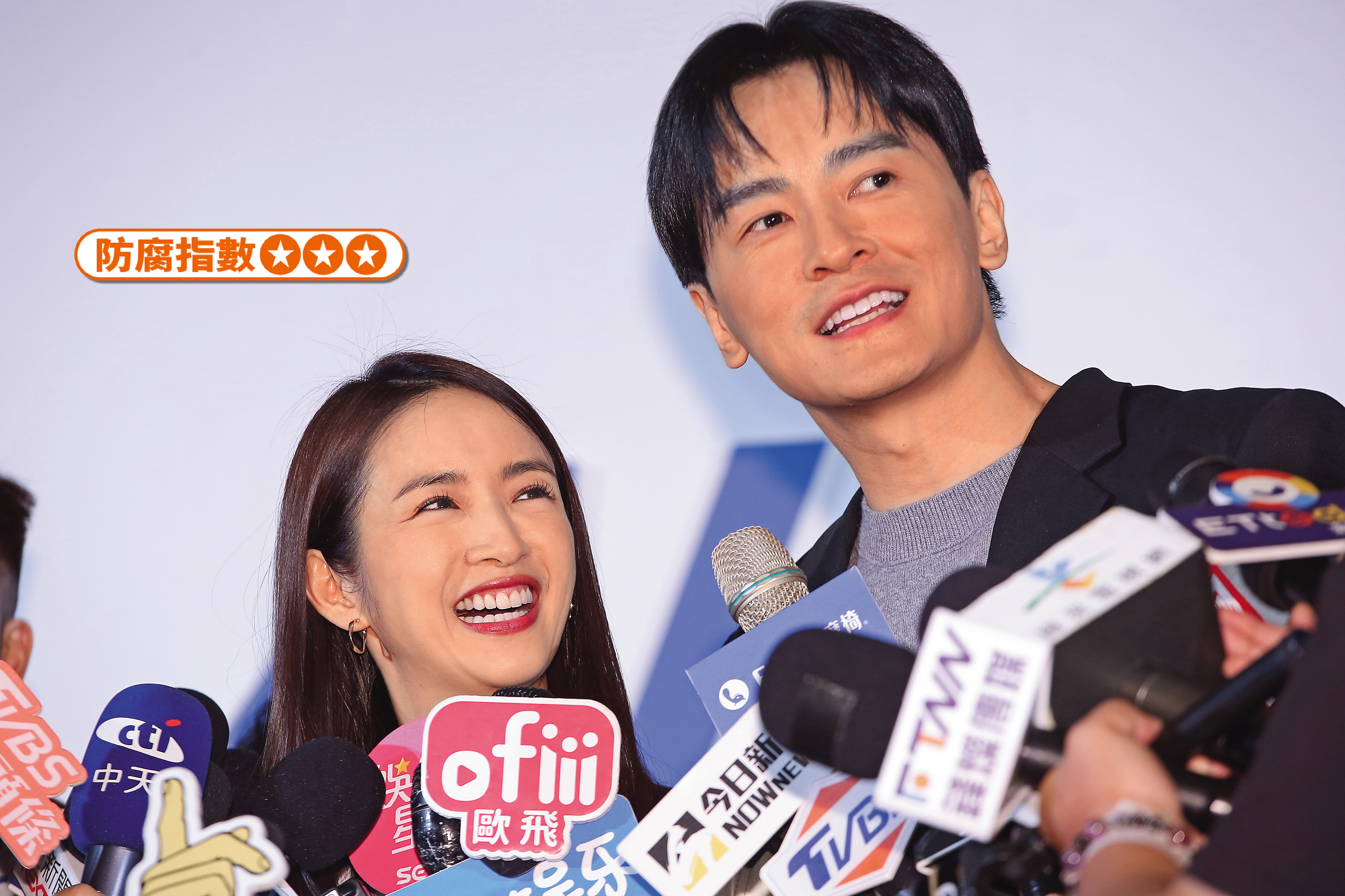 《惡作劇之吻》的經典「樹琴CP」林依晨（左）、鄭元暢（右）難得合體，兩人很有默契地都帶了雙下巴來呢！（遞醫美診所名片）