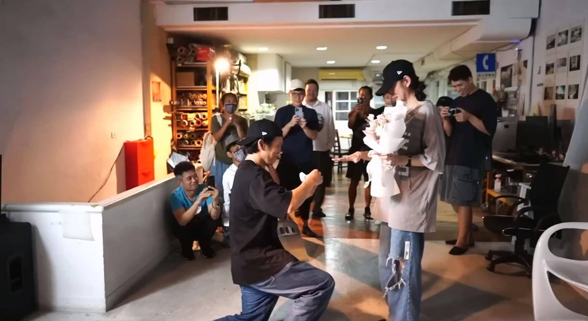 李千娜分享黃尚禾向她求婚過程，套戒指時一度還套不上去，引爆笑點。（翻攝自李千娜YT頻道）