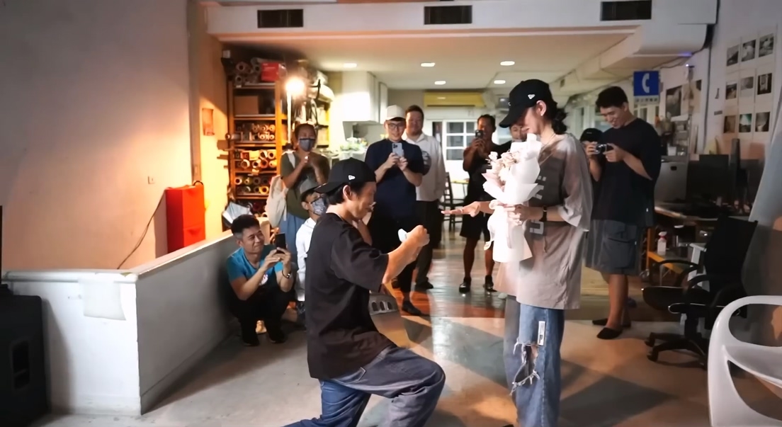 李千娜分享黃尚禾向她求婚過程，套戒指時一度還套不上去，引爆笑點。（翻攝自李千娜YT頻道）