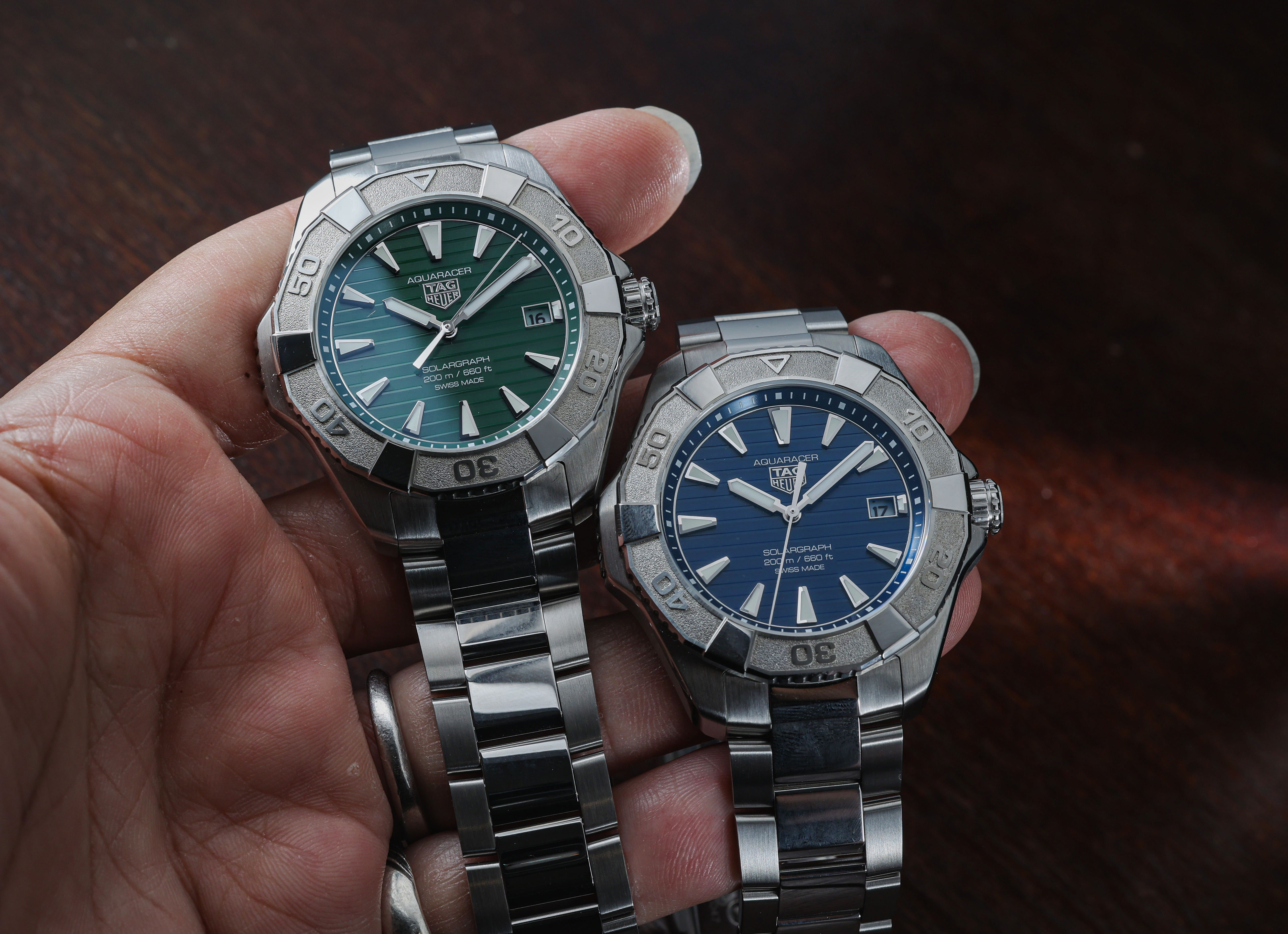 泰格豪雅推出裝載太陽能機芯的Aquaracer Professional 200 Solargraph腕錶,其中藍面與綠面為精鋼材質版本,定價NT99,300。