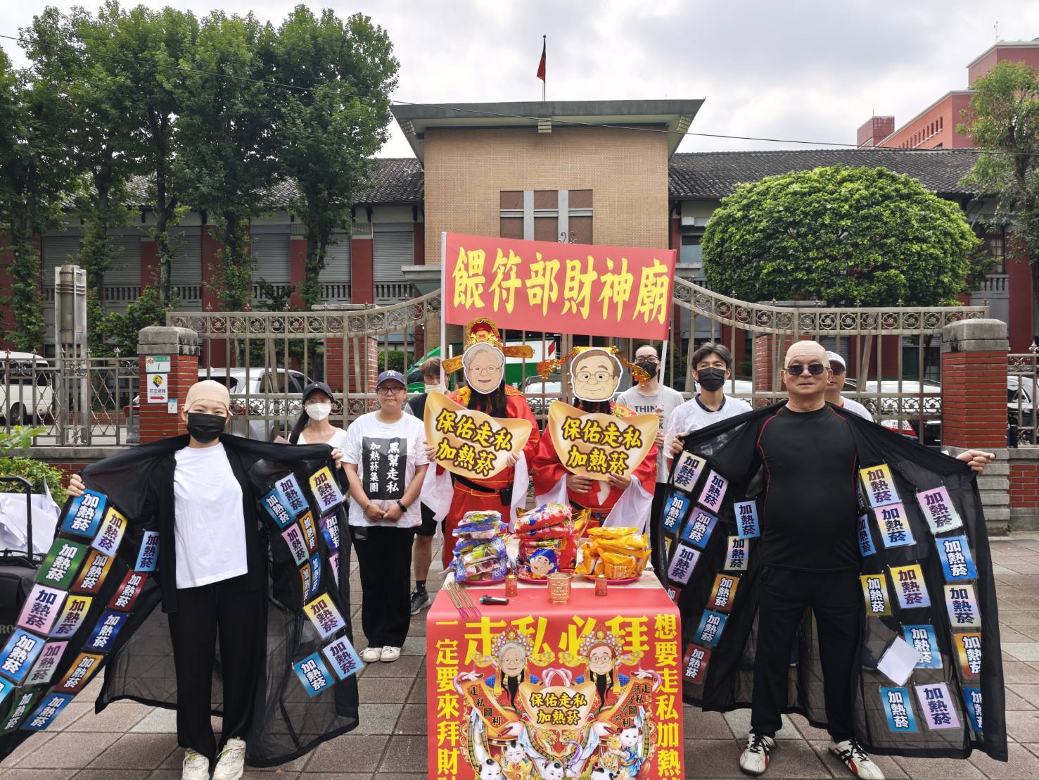 美國早已核准加熱菸上市，台灣卻刻意卡關相關審查，立委點名特定團體疑介入干預，甚至操作議題試圖引導相關審查程序，但加熱菸走私已成國安議題，不容延宕。（CLEAN AIR大聯盟提供）