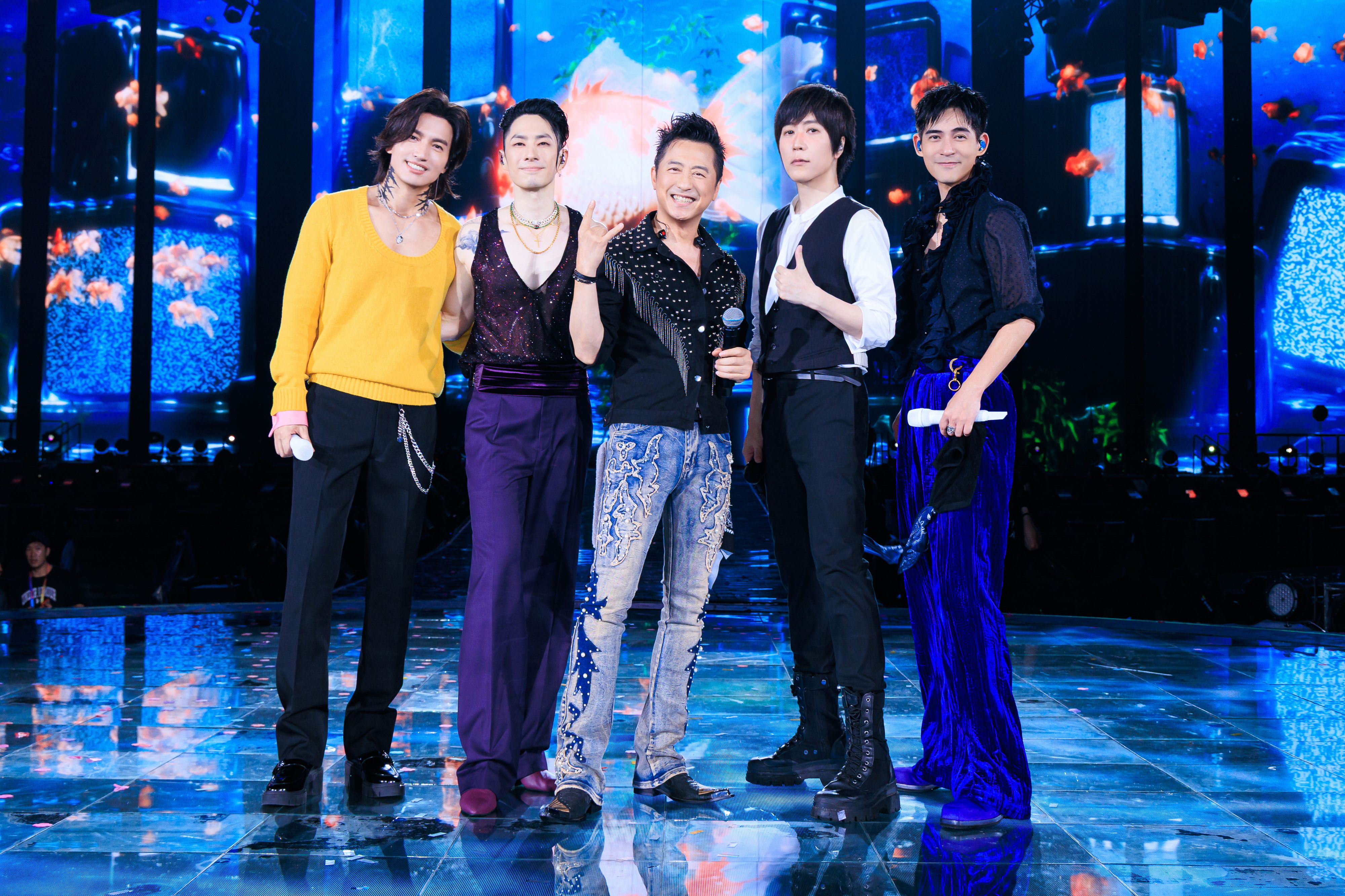 庾澄慶驚喜現身《F✦FOREVER恆星之城》杭州場,與四人合唱〈第一時間〉、〈情非得己〉,掀起全場尖叫。(相信音樂提供)