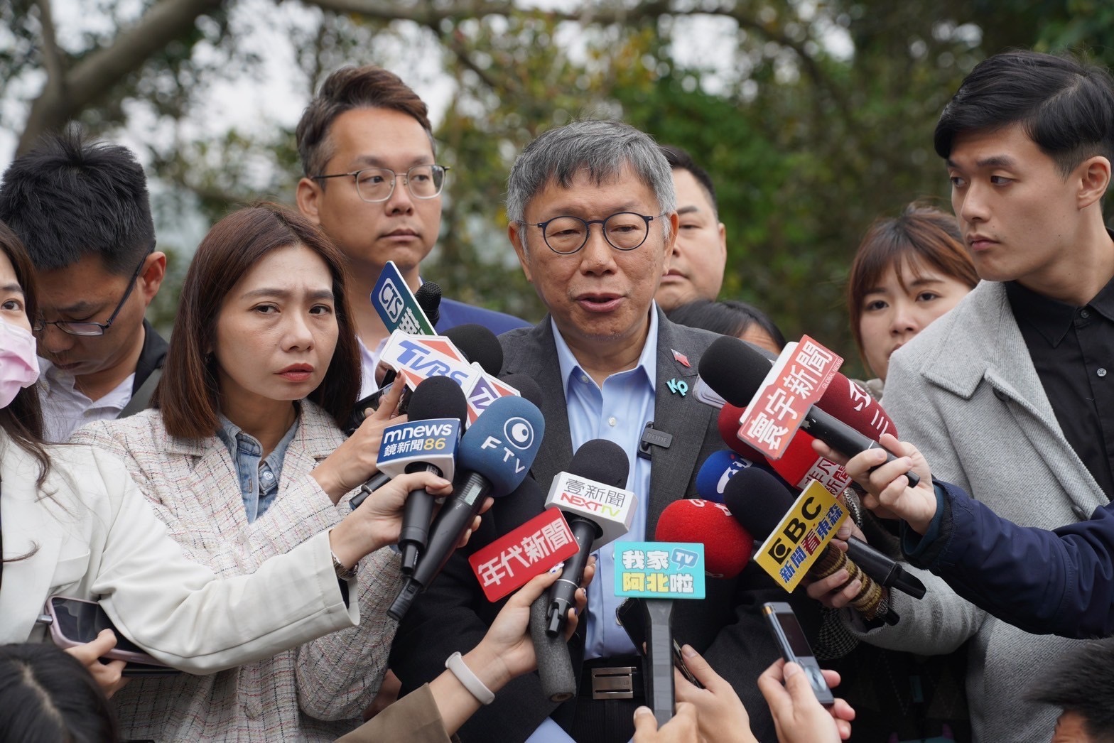 柯文哲昨在新竹的小草感恩茶會發言引發爭議。（民眾黨提供）