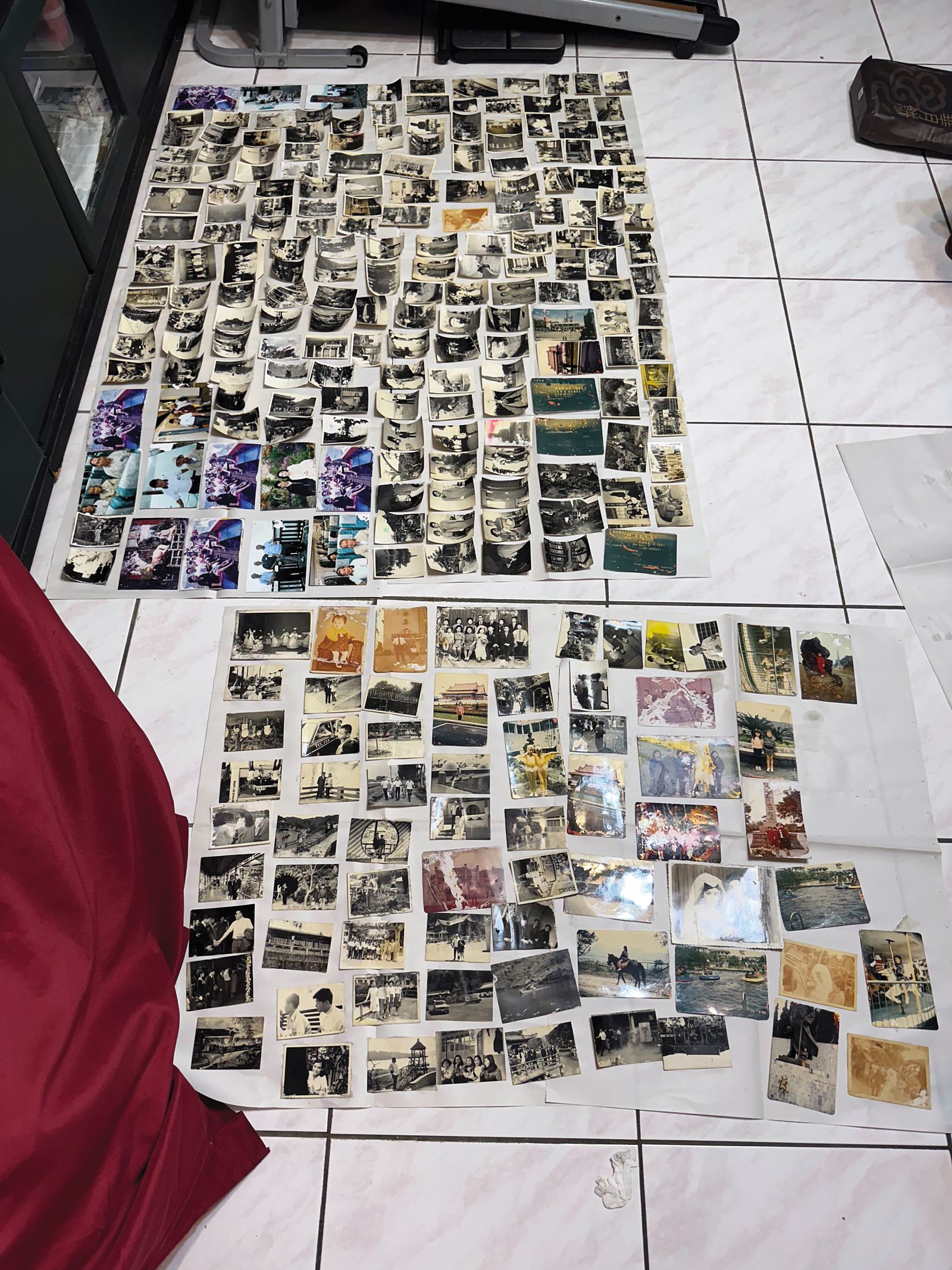 黃碧雲一家人將從泥濘中搶救回來的老照片一一清洗、晾乾，小心保存。（受訪者提供）