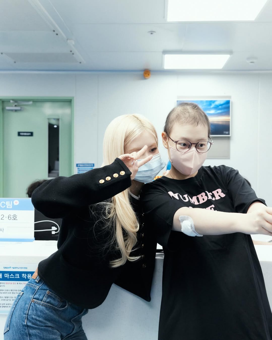 Rosé與孩子一起自拍。（翻攝roses_are_rosie IG）