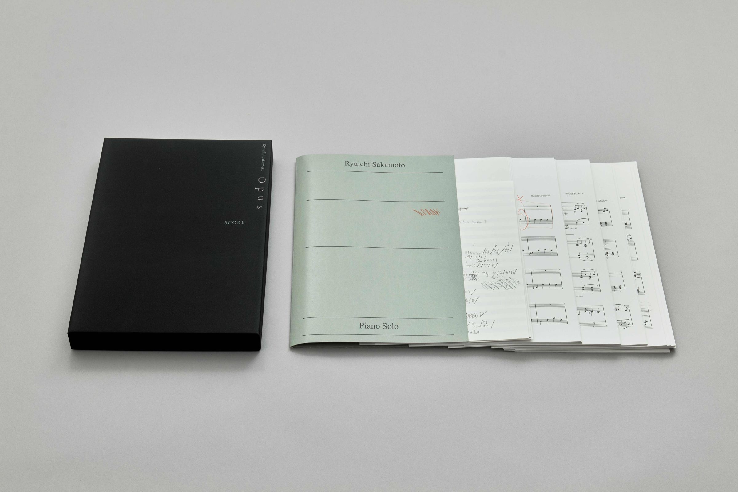 坂本龍一《Opus》豪華版BOX收錄時坂本龍一使用的樂譜（複製品）。（avex entertainment提供）