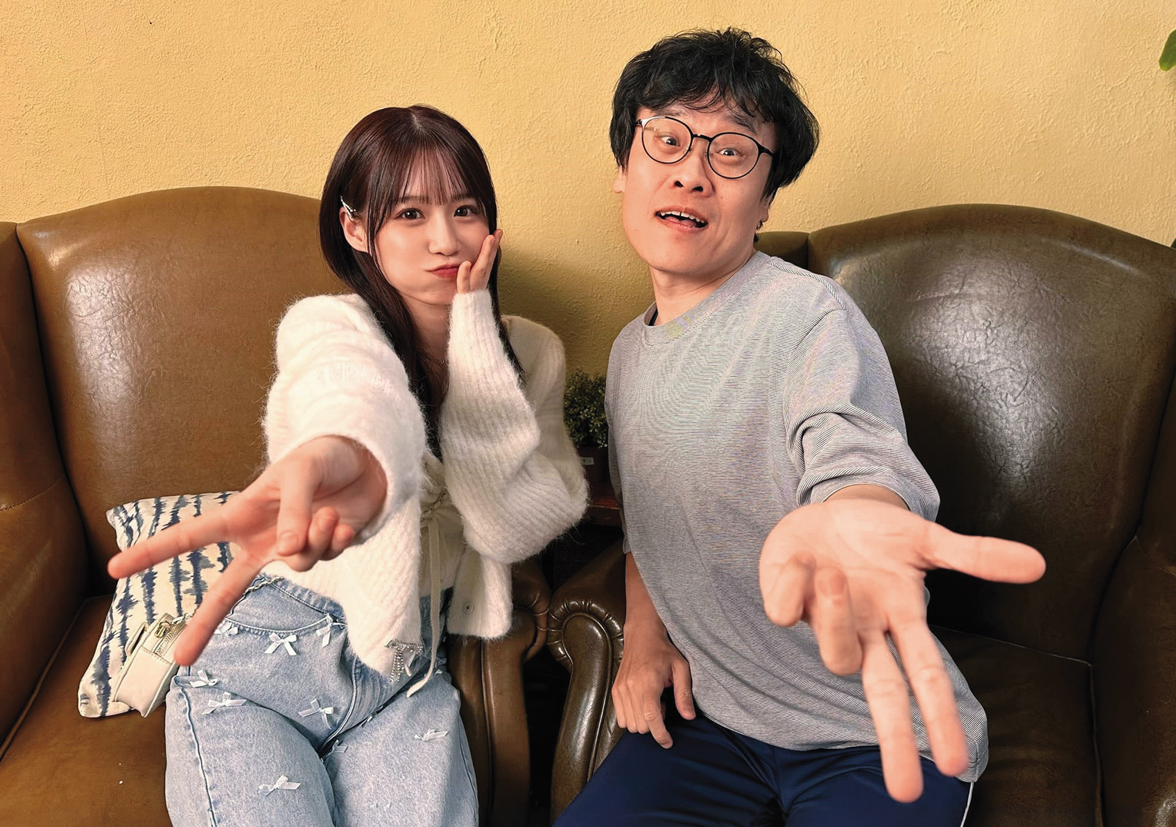 劍浣春秋(右)曾在YouTube頻道分享與逾200位女優合作的幕後經驗。左為未步奈奈。 (翻攝自黃正臉書)
