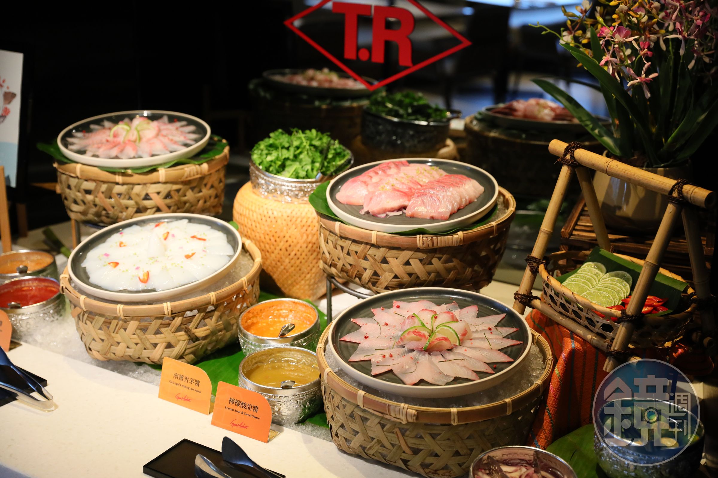 「現流海鮮區」使用來自台東成功漁港的現流魚貨,週末再加碼提供大尾泰國蝦及松葉蟹腳。