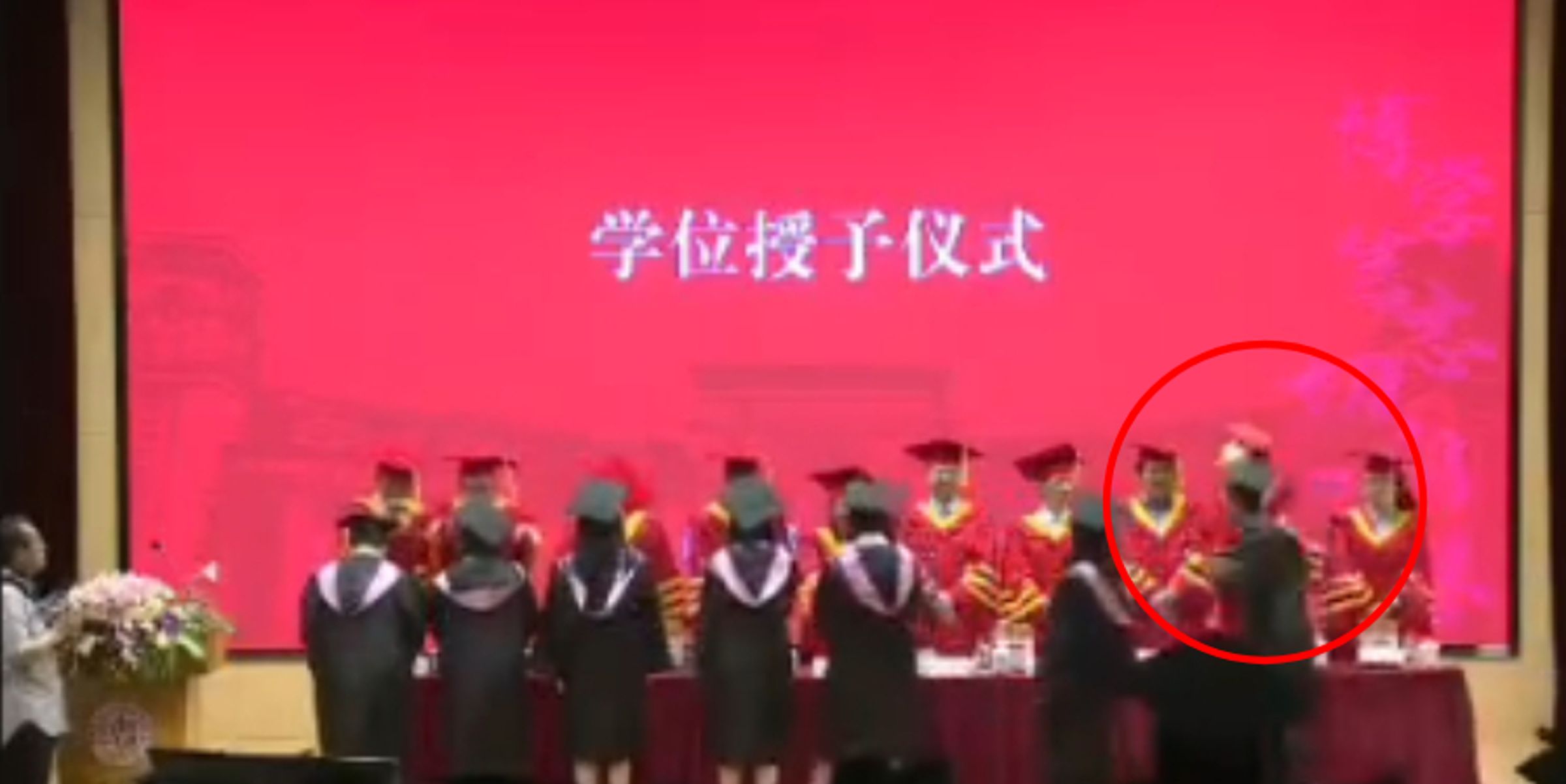 台灣學生在復旦大學畢業典禮上,毆打教授。(翻攝自社群平台X)