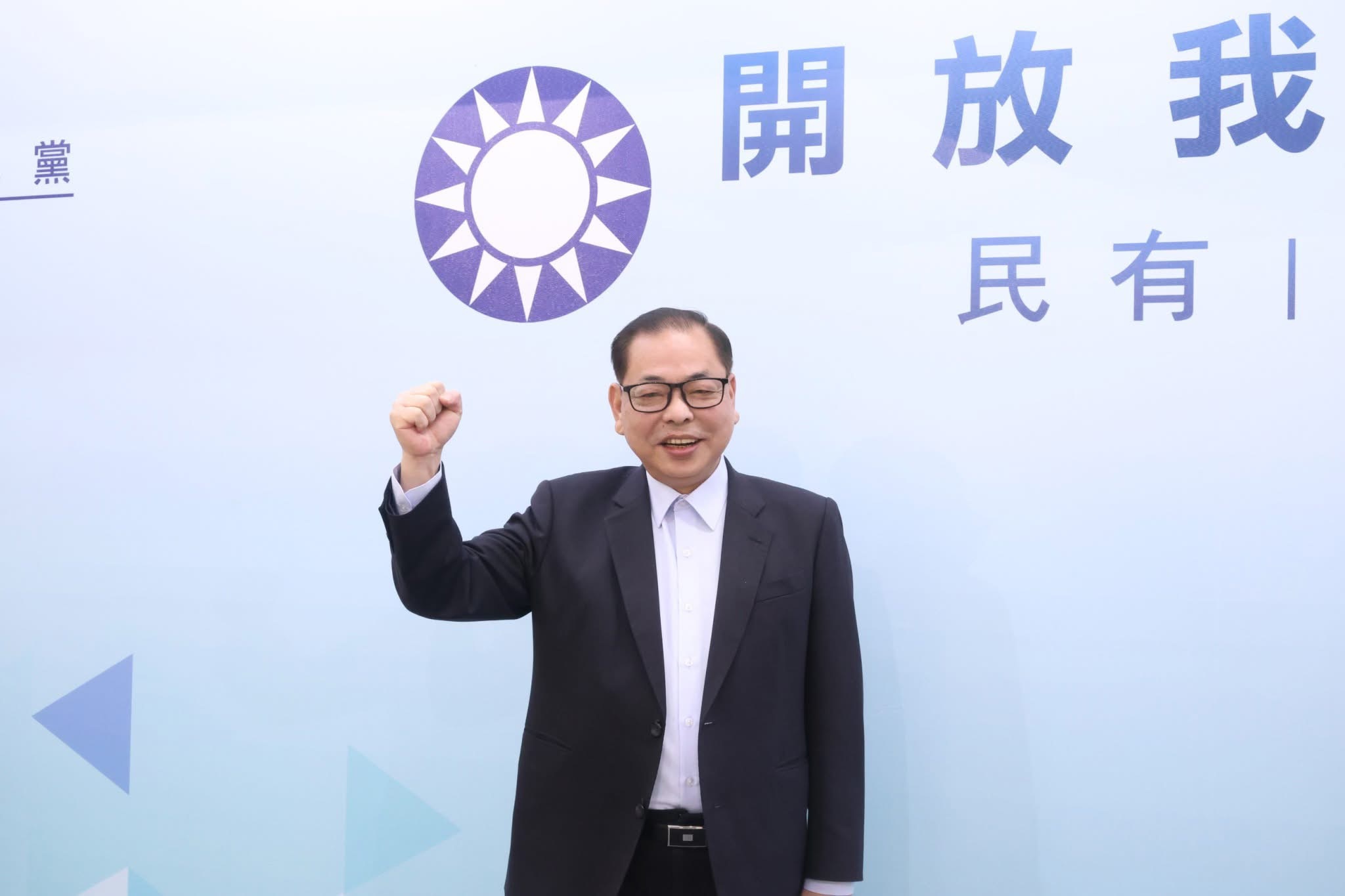 現任新竹縣副縣長陳見賢過往背景遭名嘴質疑曾受管訓，更被指捲入幫派與土地開發爭議。（翻攝自陳見賢粉絲專頁）