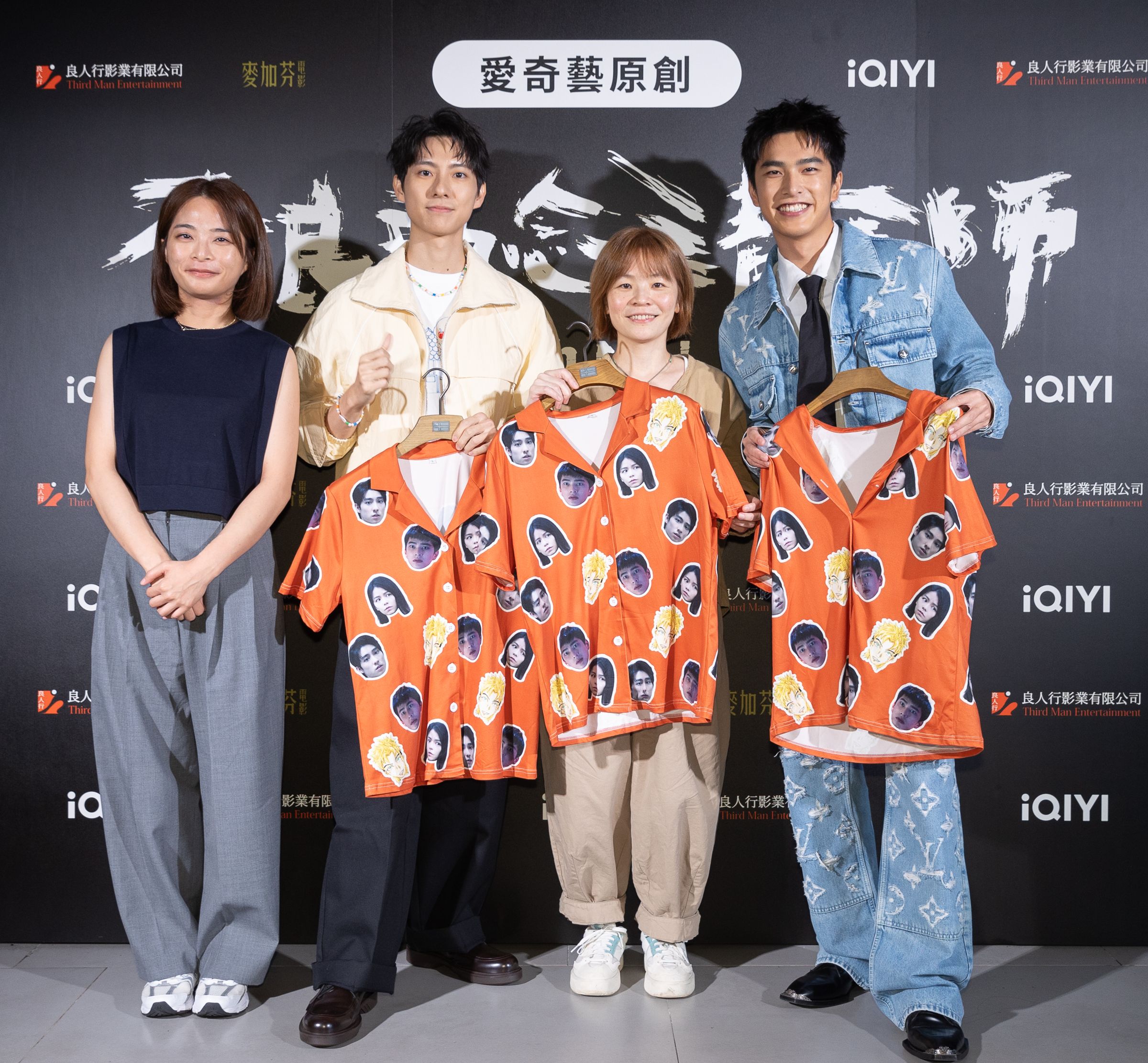 《不良執念清除師》監製李育倩（左）與彭千祐、導演林冠慧、曾敬驊日前一起出席金鐘入圍茶敘，分享心情。（愛奇藝台灣站提供）