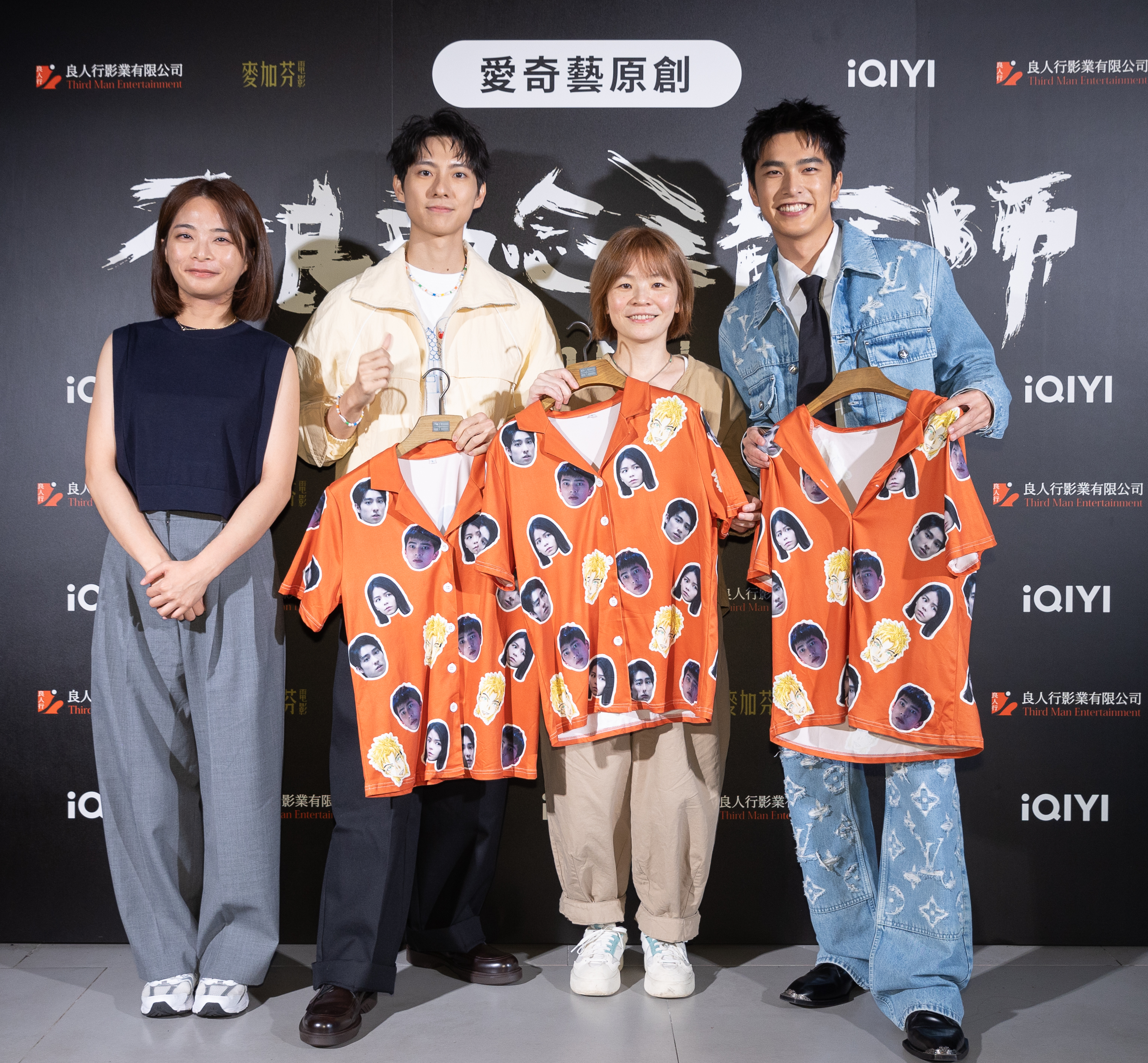 《不良執念清除師》監製李育倩(左)與彭千祐、導演林冠慧、曾敬驊日前一起出席金鐘入圍茶敘,分享心情。(愛奇藝台灣站提供)