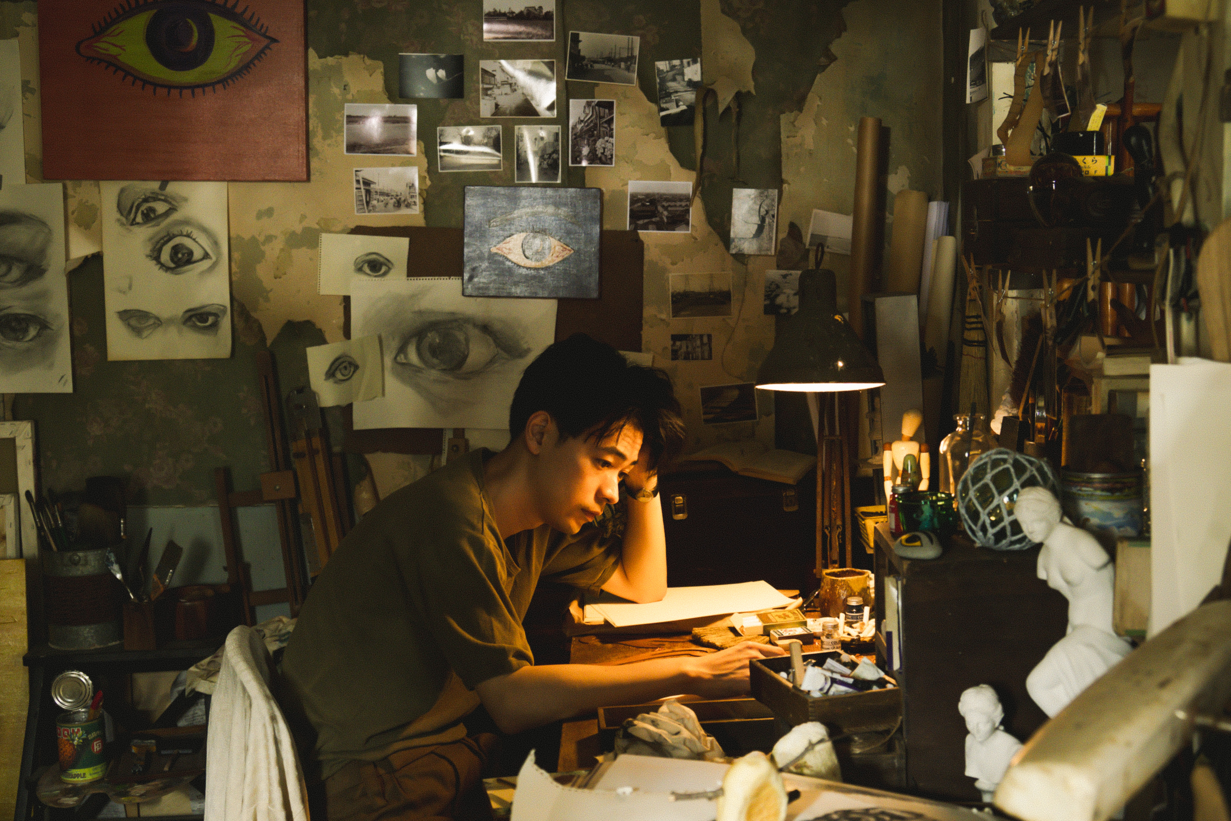 日影《雨中的慾情》在嘉義取景,成田凌飾演的義男所居住房子是真實老房子,屋主更大方同意劇組在牆壁鑽洞。(光年映畫提供)