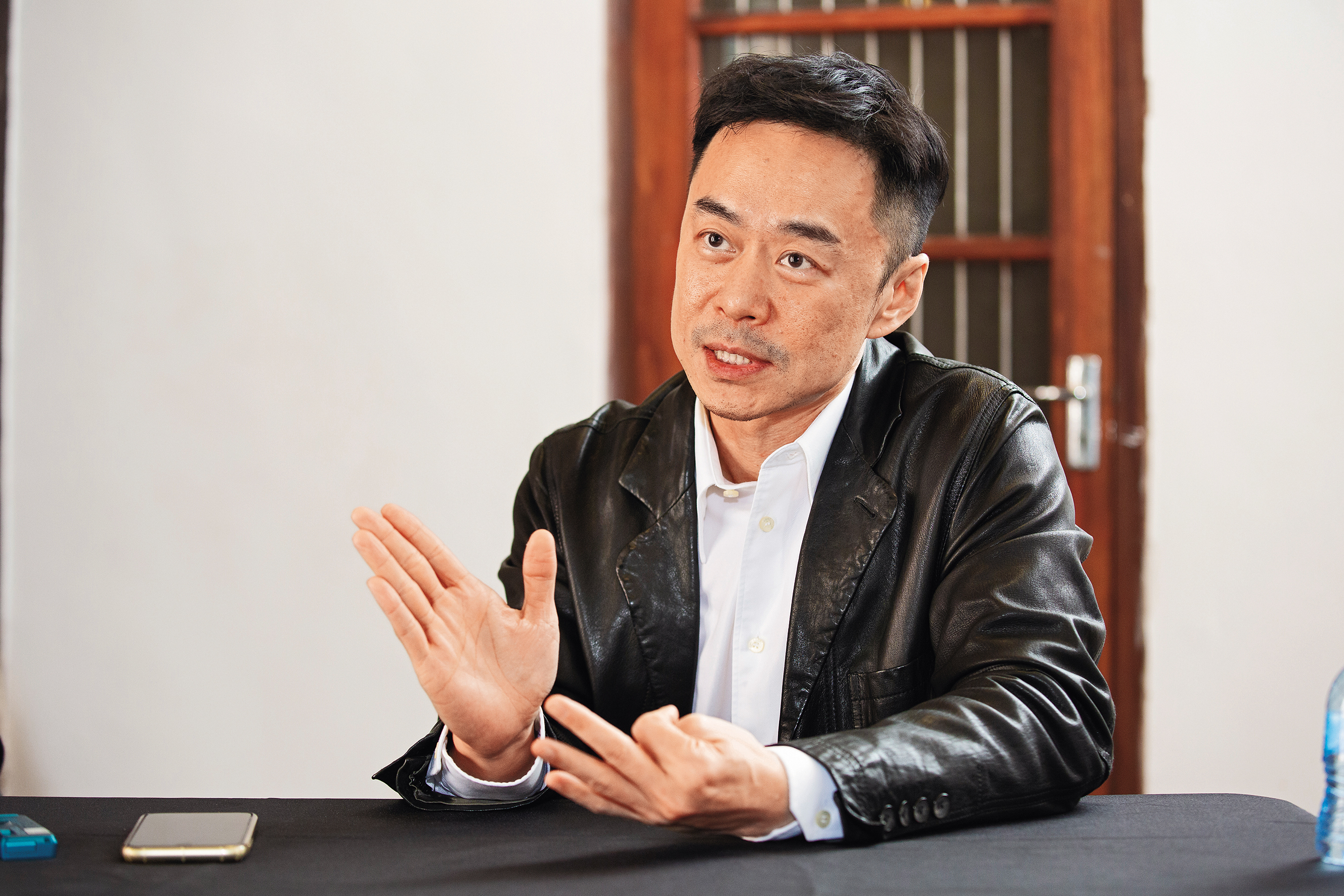 過去曾爆Hebe、Ella罵張承中「你不是男人。甚至，不是人。」不過張承中則叫媒體不要藉此挑撥離間。