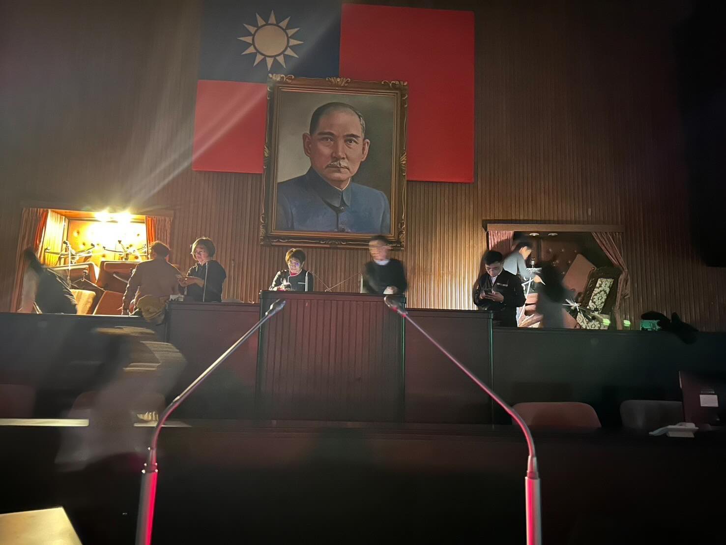 民進黨立委夜闖議場阻止國民黨強修爭議法案，朱立倫砲轟「偷取台灣的民主」。（翻攝自黃捷Threads）