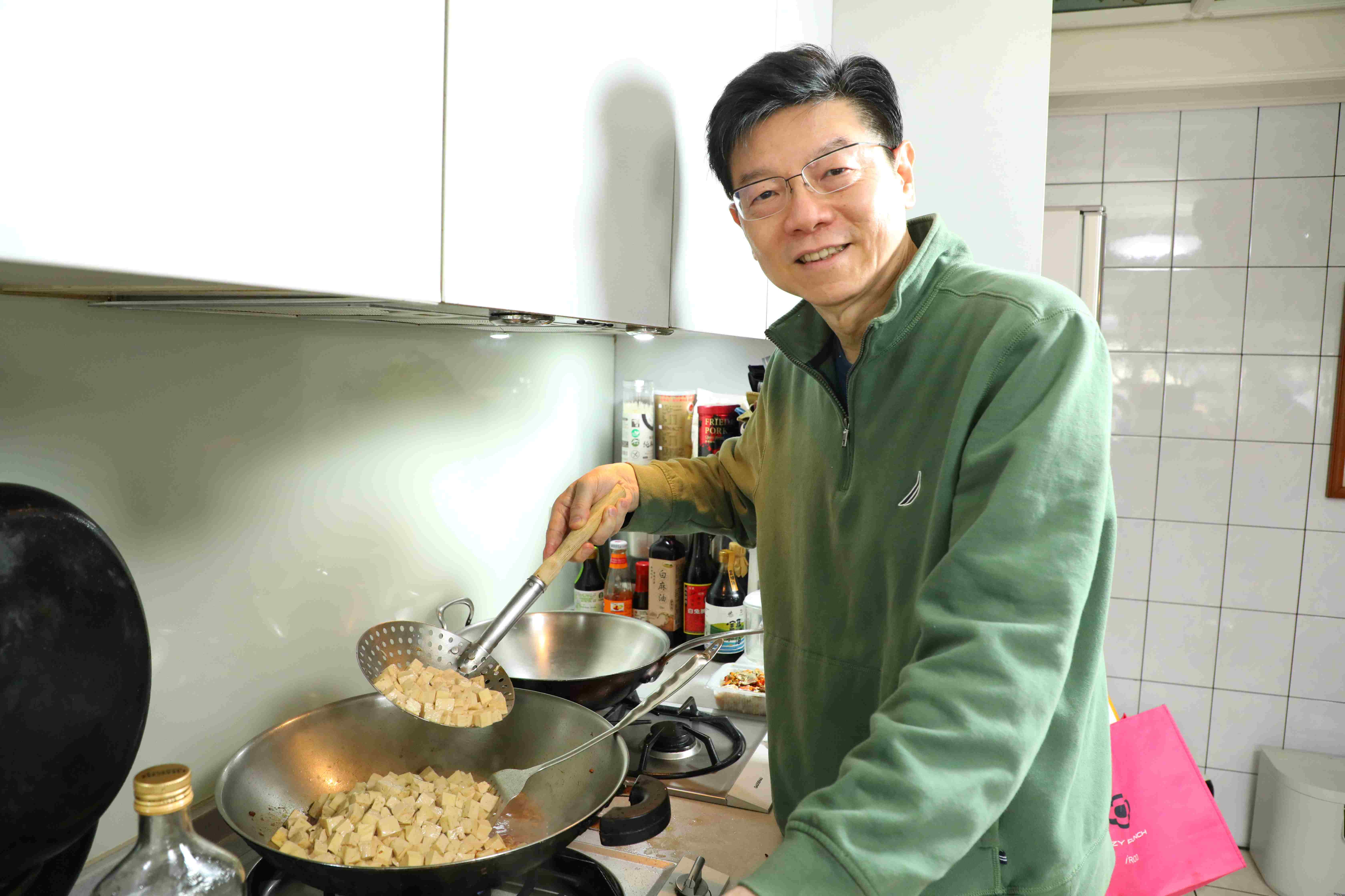 已出版兩本《裴社長廚房手記》的裴偉，現在正走遍全台，籌備以小吃為主題的第三本美食書。