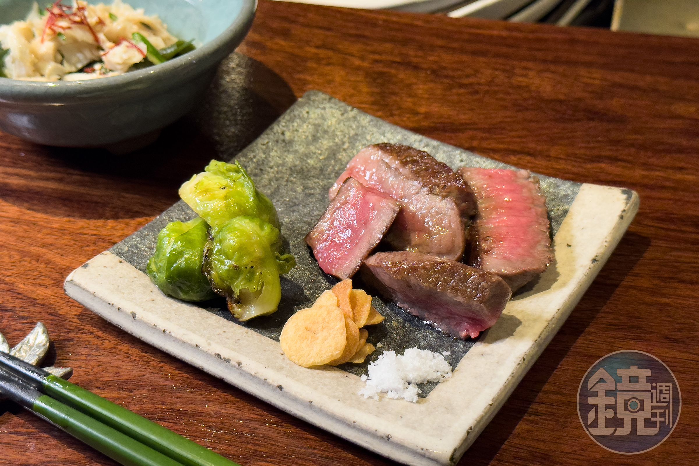 「赤身牛排」的肉質軟嫩多汁卻不膩，在燒烤後會靜置片刻，讓肉汁鎖在纖維之中，也是赤身牛排的美味關鍵。