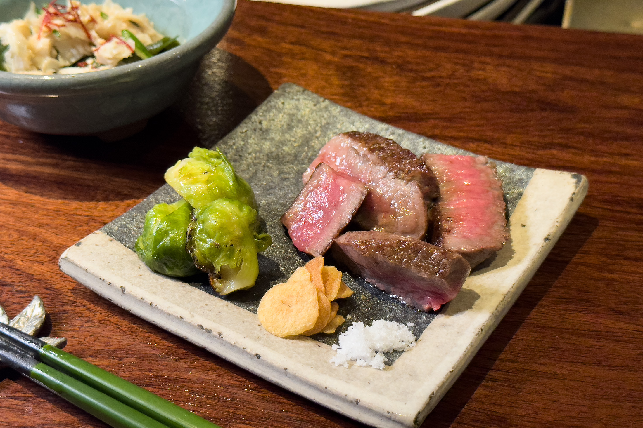「赤身牛排」的肉質軟嫩多汁卻不膩，在燒烤後會靜置片刻，讓肉汁鎖在纖維之中，也是赤身牛排的美味關鍵。