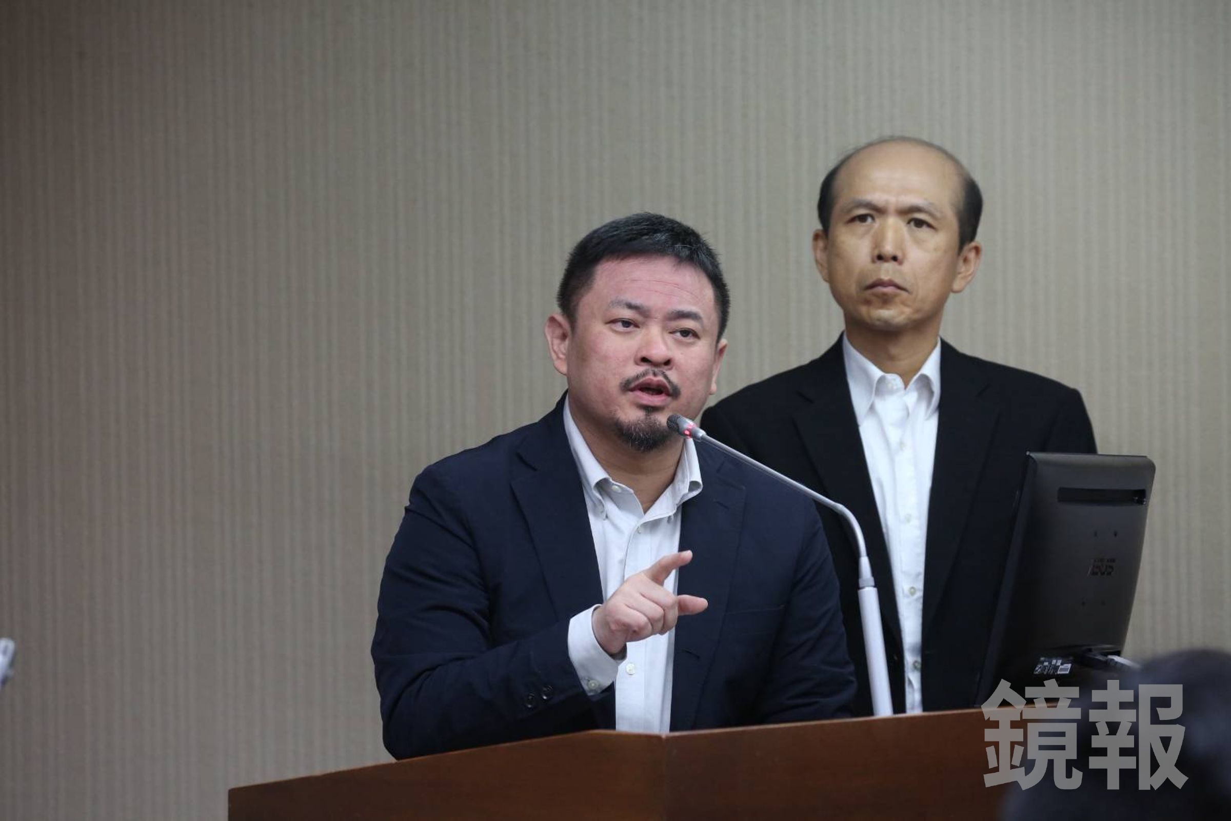 勞動部長洪申翰今日表示，正在收集各方意見，會對不同勞工類型與企業型態的意見進行評估。（鏡報董孟航）