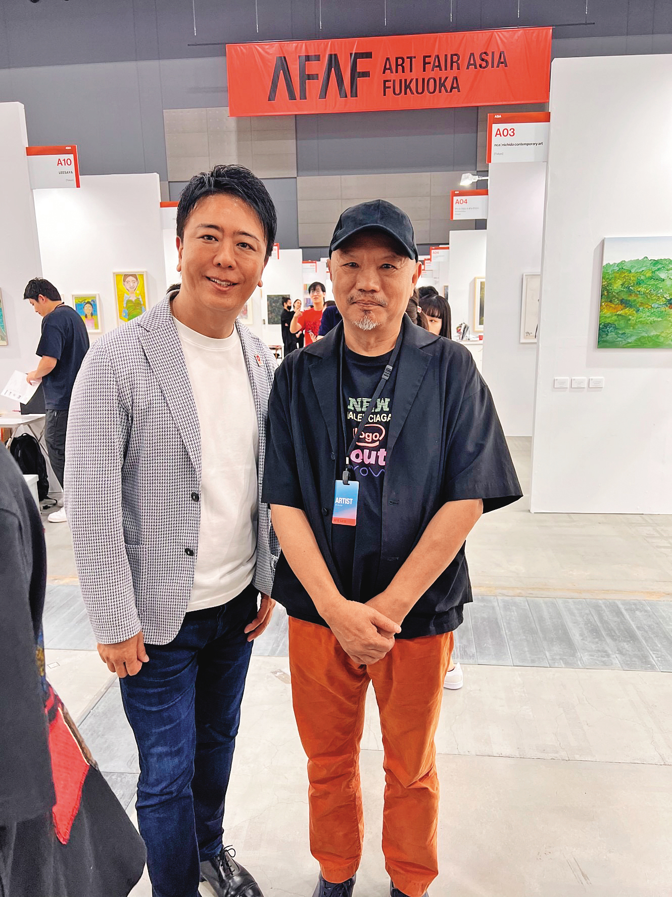 2023年梁平正（右）前往日本福岡舉辦個展，福岡市長高島宗一郎（左）曾3度前來觀賞。