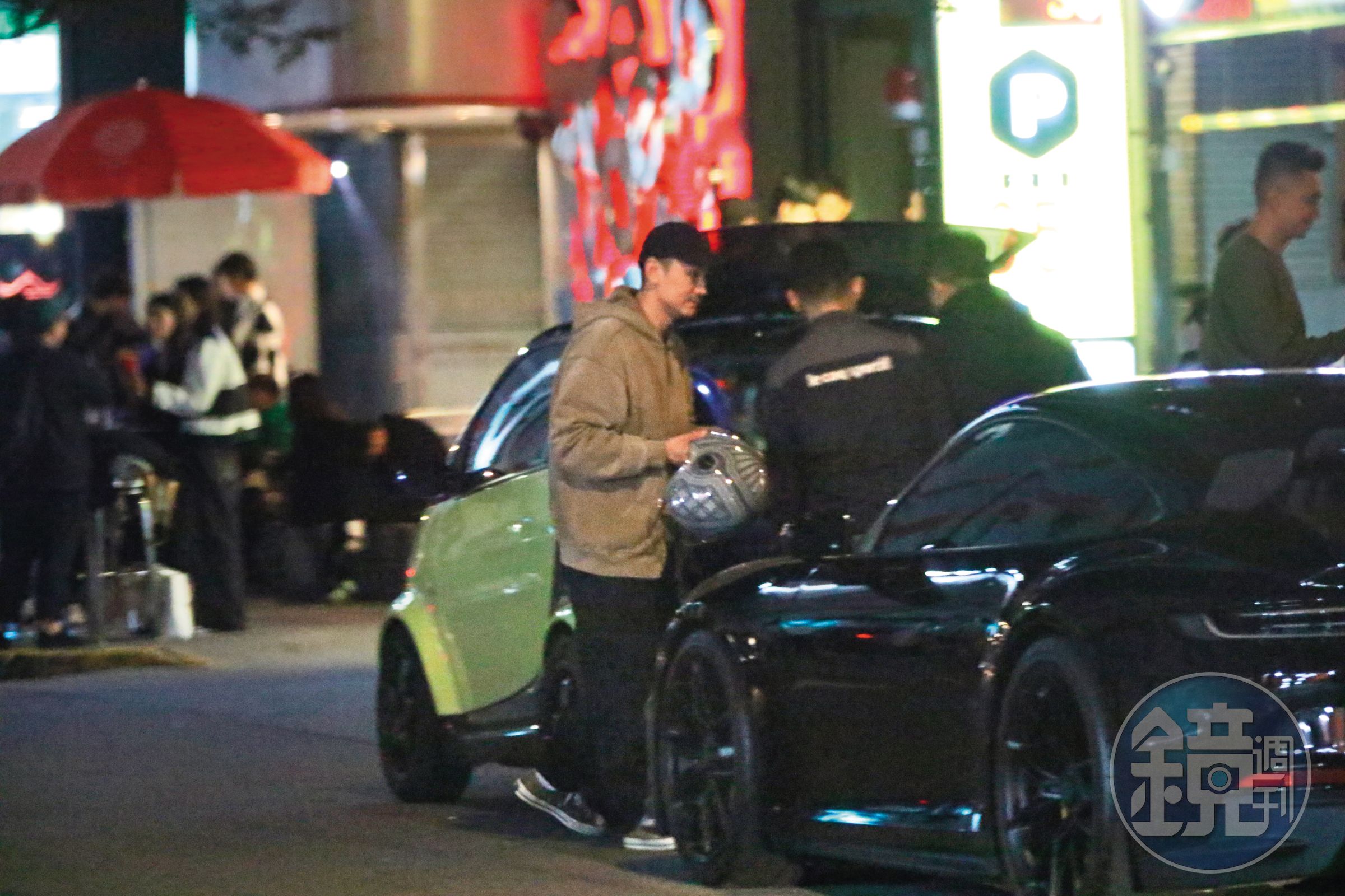00：30，臨走前，林佑威（左）先去友人車上拿他的安全帽。