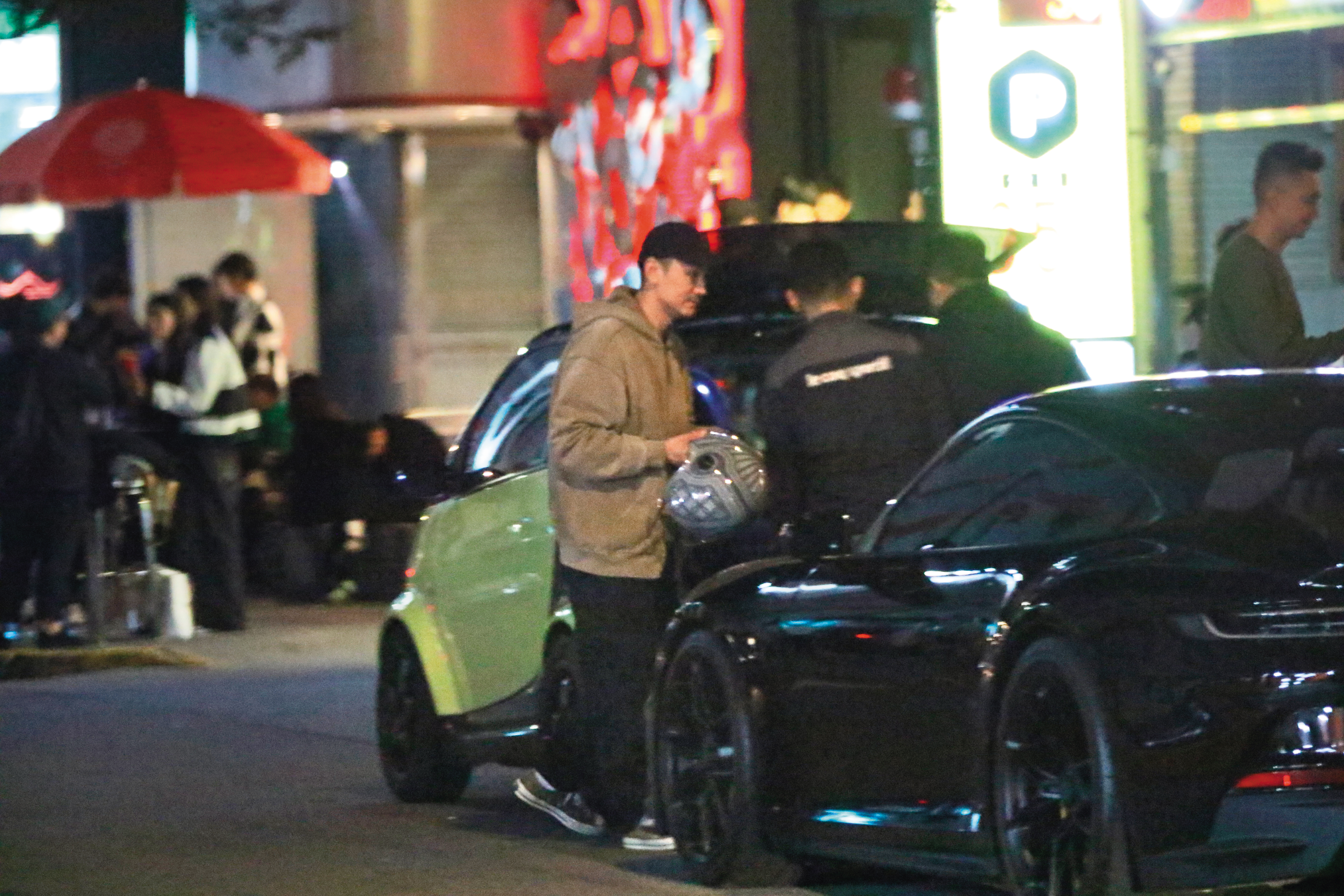 00:30,臨走前,林佑威(左)先去友人車上拿他的安全帽。