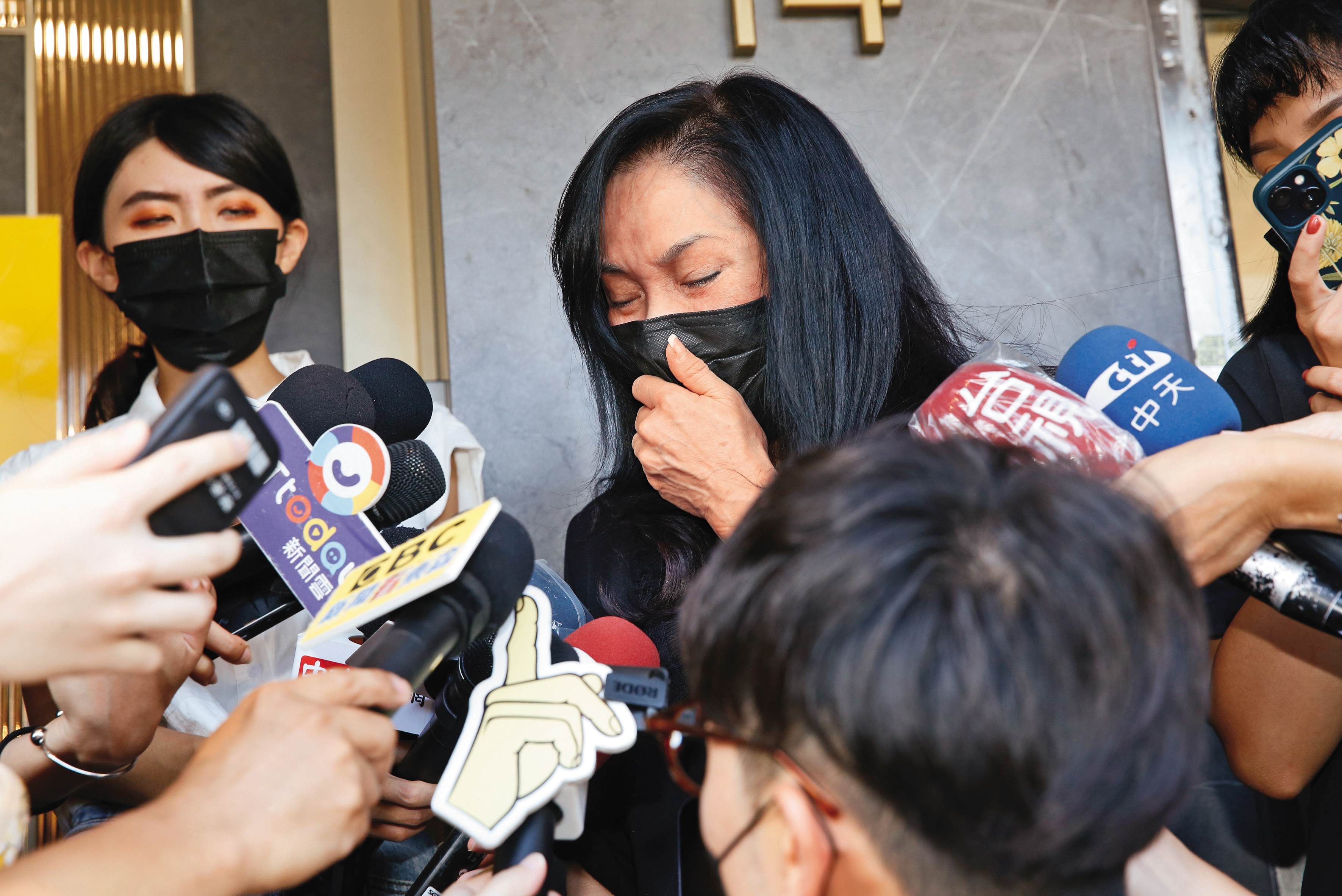 李亞萍當初現身女兒余苑綺靈堂，哭到泣不成聲。