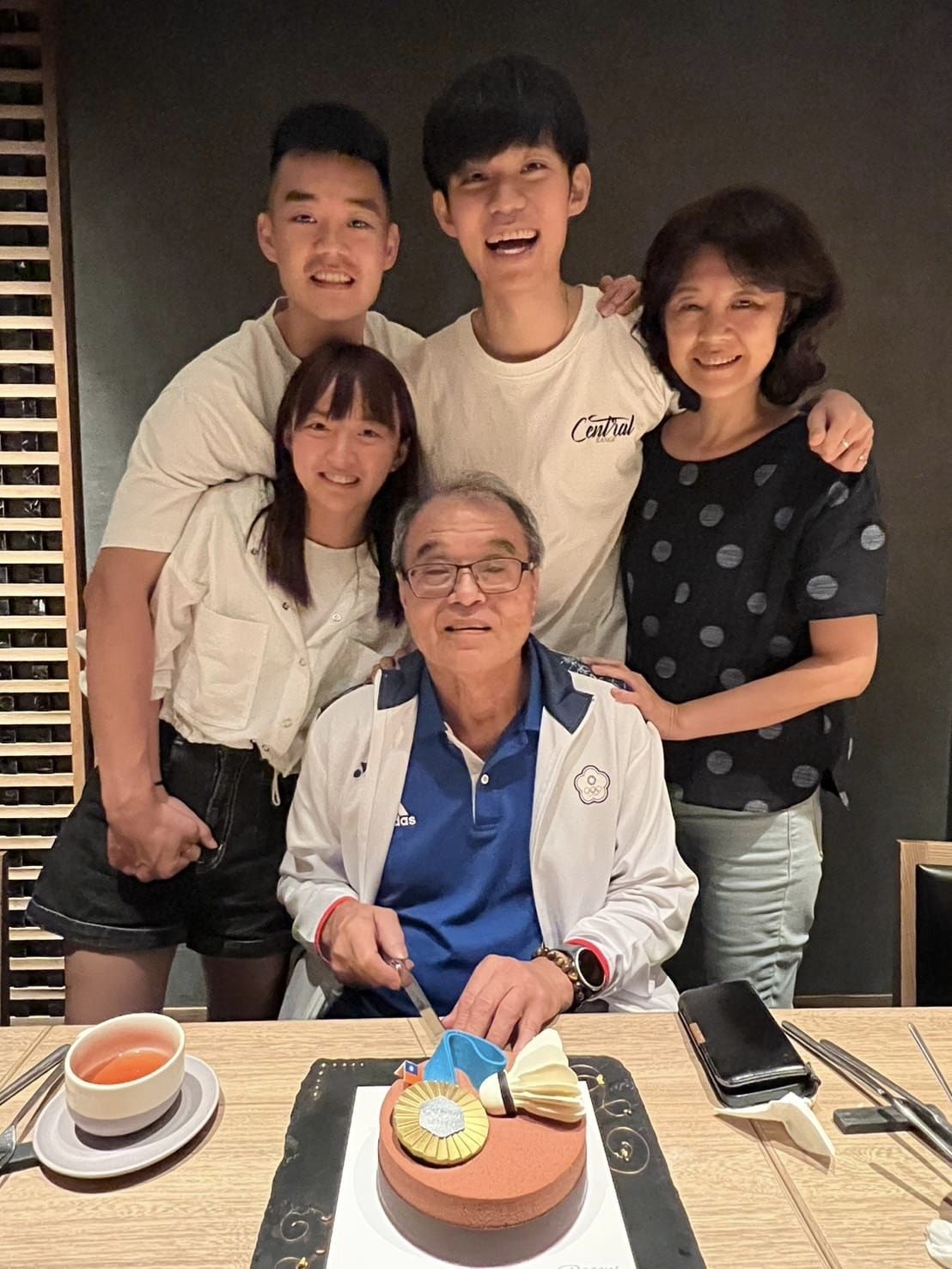 王齊麟與十元、媽媽、弟弟一起幫爸爸過父親節。（翻攝王齊麟臉書）