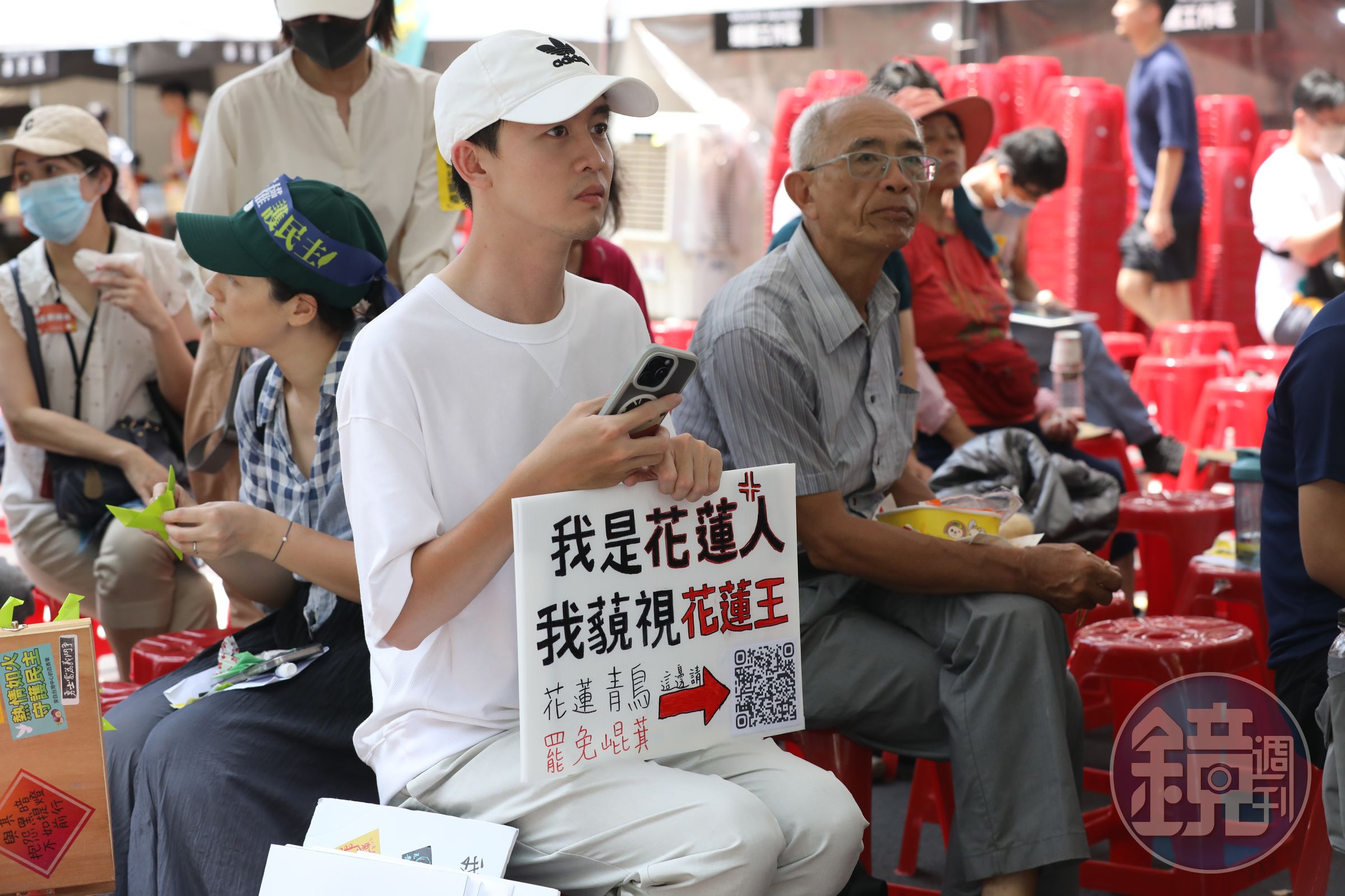 公民團體發起青鳥行動,在立法院外集結反對擴權修法。