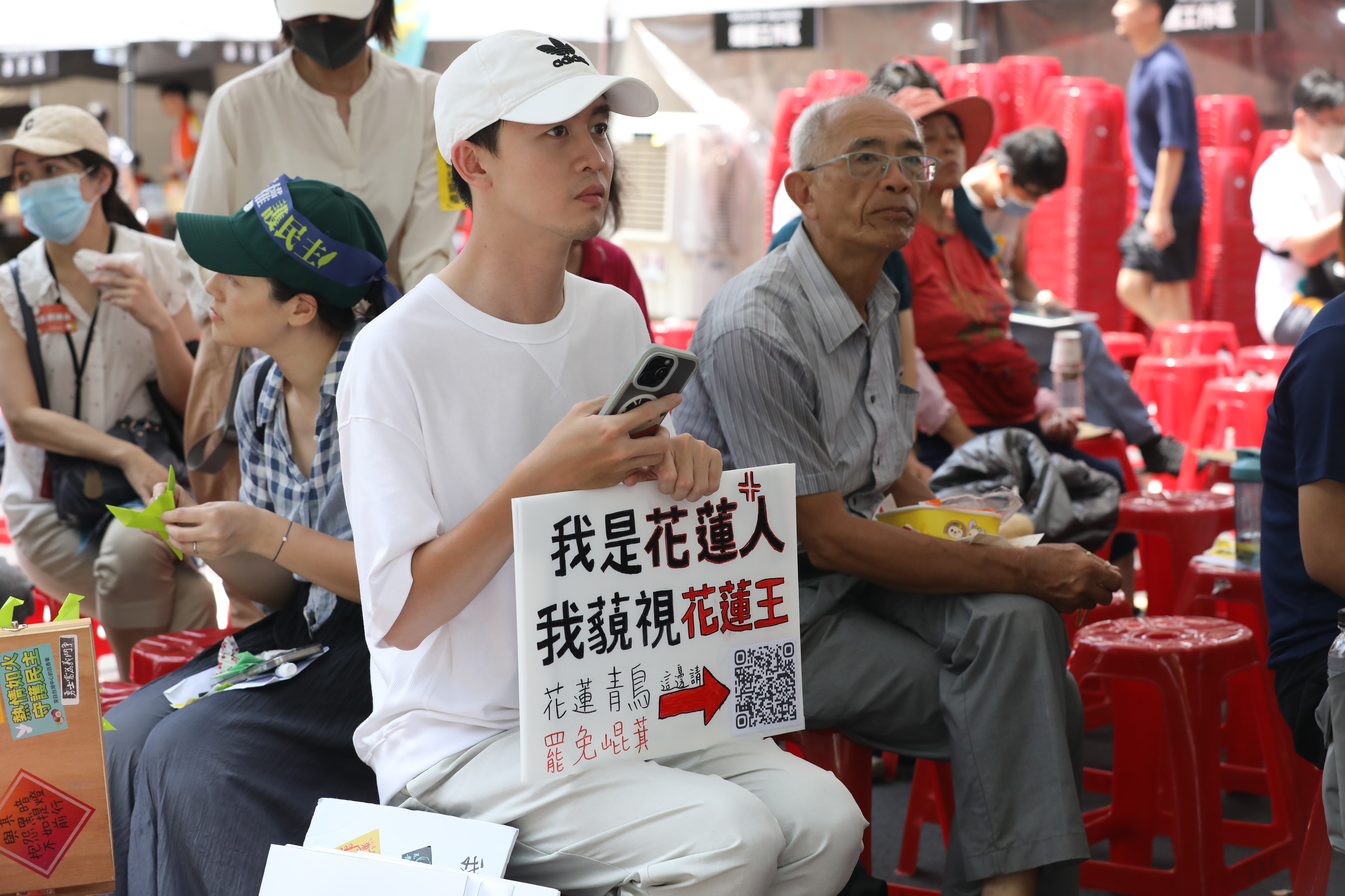 公民團體發起青鳥行動,在立法院外集結反對擴權修法。