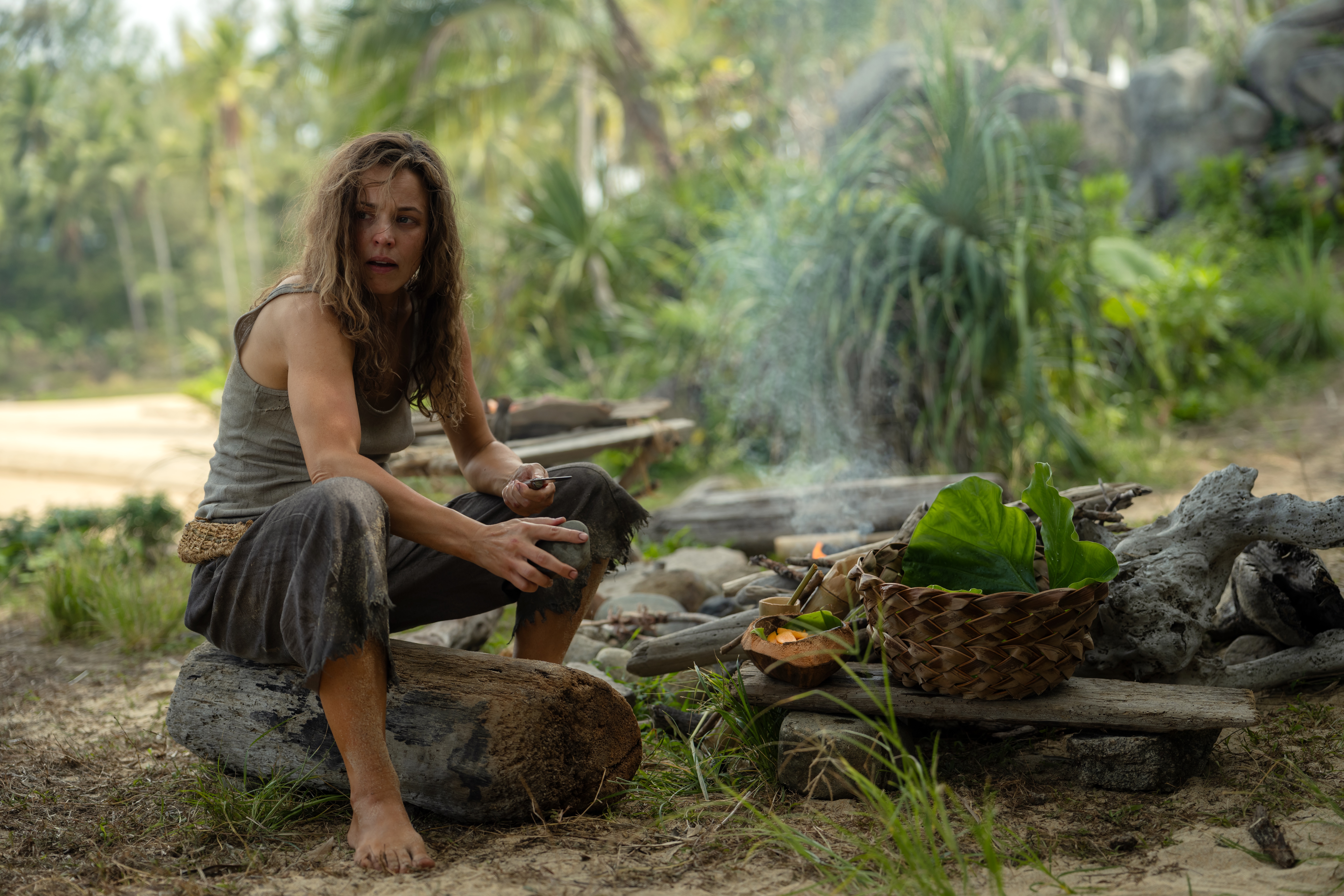 瑞秋麥亞當斯在《荒島囚救》飾演被欺壓的社畜,因緣際會下,跟欺負她的主管困在荒島上,地位瞬間逆轉。(20世紀影業提供)