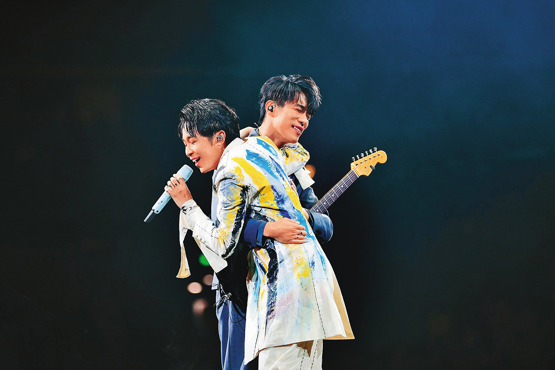 家凱（後）因為林暐哲早年想要將他逐出團體，至今仍得持續求診。前為青峰。（翻攝自青峰臉書）