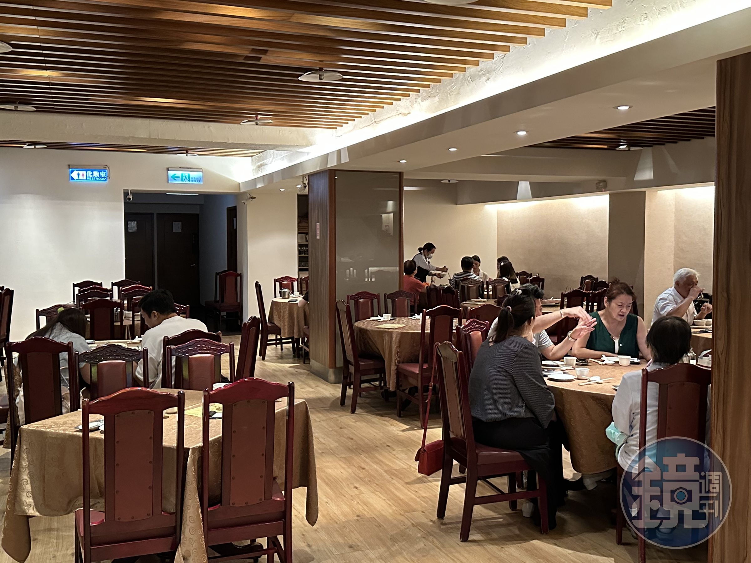 用餐區位在地下一樓，除了小圓桌，也提供大包廂，滿足不同人數的聚餐需求。
