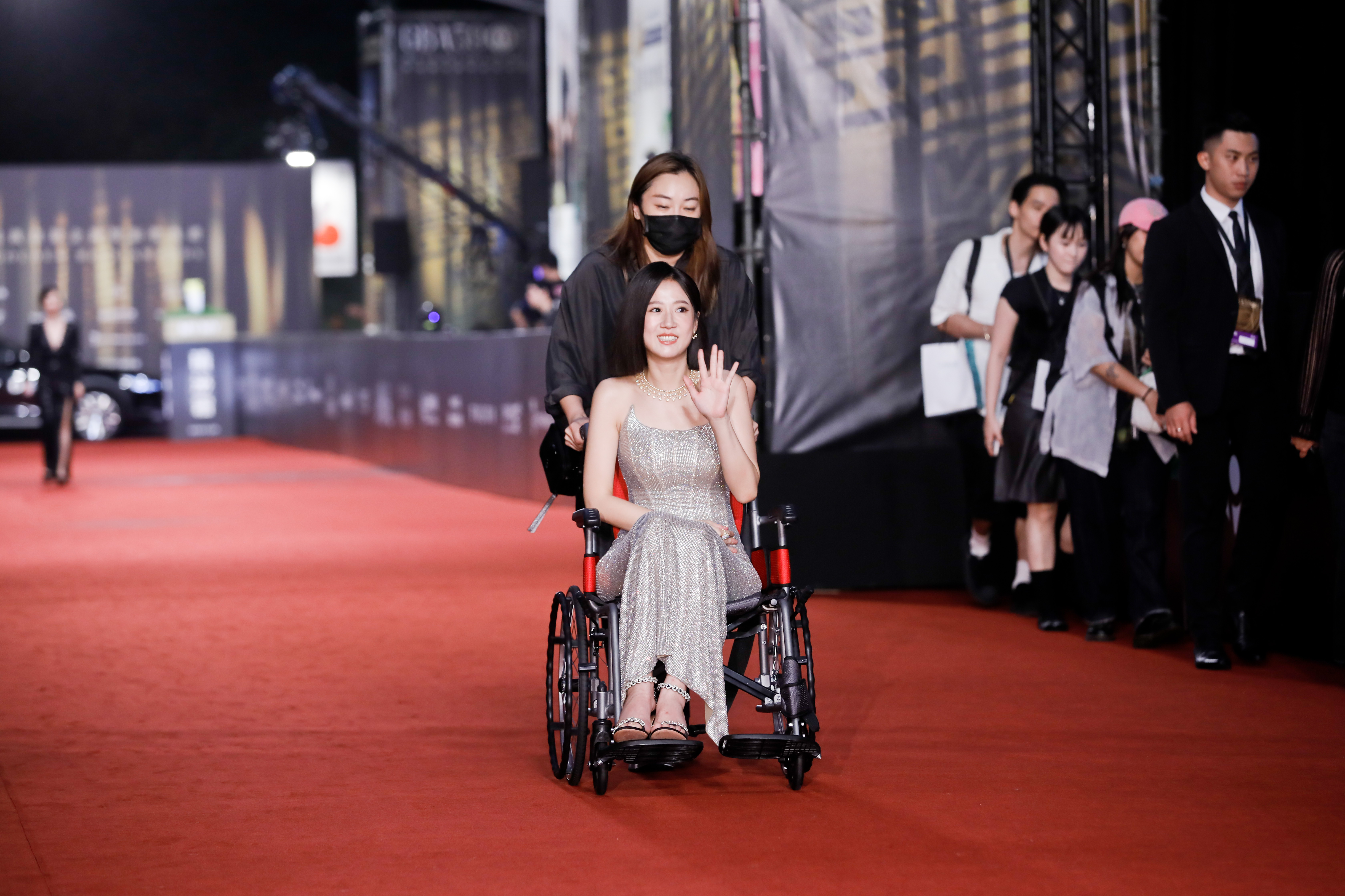 方志友因不慎摔傷，得坐輪椅踏上紅毯。