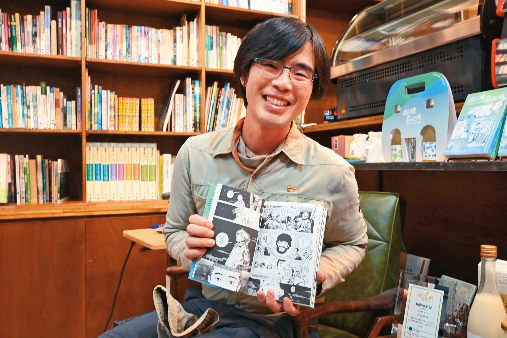 〈酒是作品—吉野一號〉呈現宜蘭農民任永旭（圖）把稻米視為「作品」耕作的職人精神，漫畫還原度相當高。（聚場文化提供）